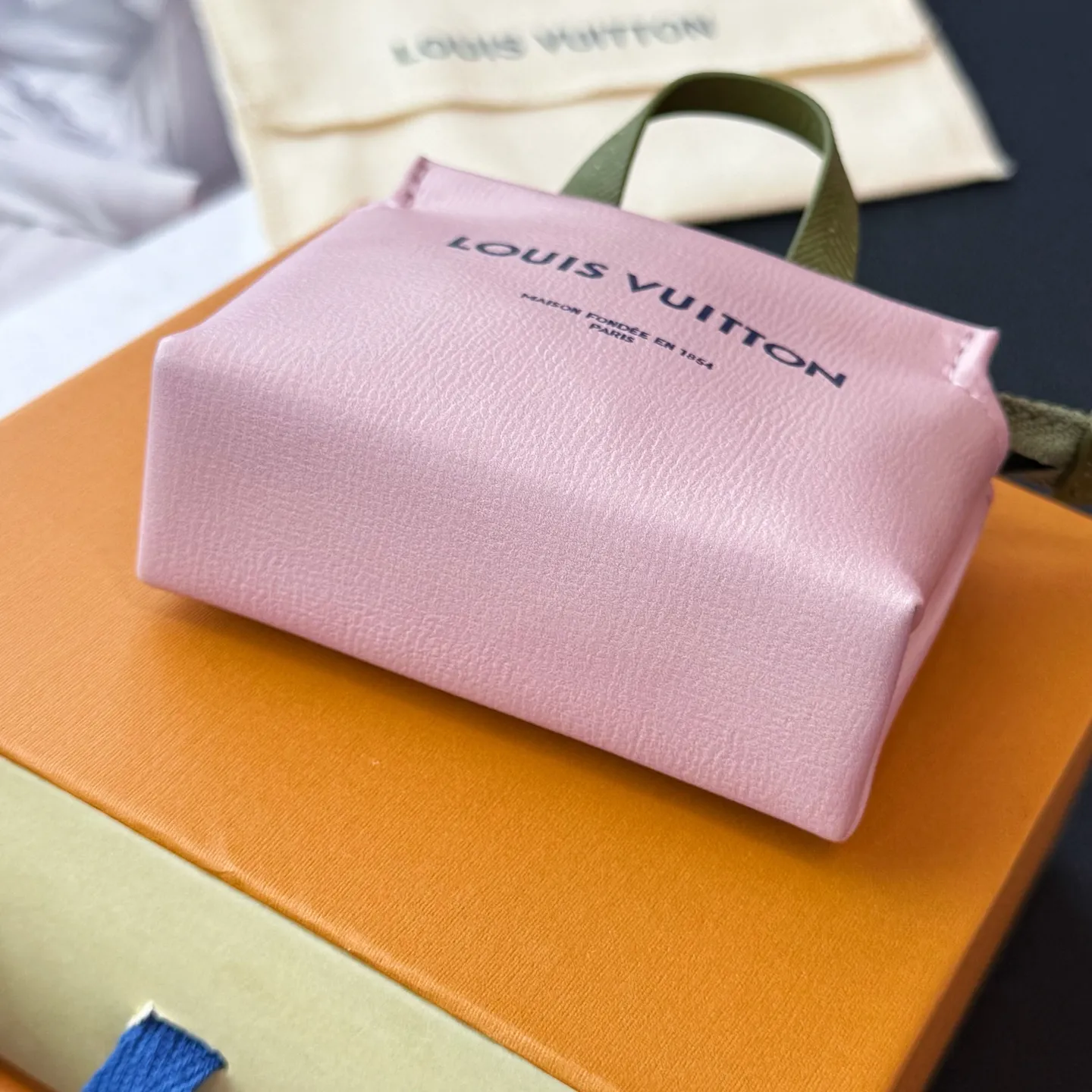 💰580 Top original new product mini shopping bag pendant M02699 ☀️Louis Vuitton LV MINI SHOPPER bag ornaments key chain pendant ☀️ LV Mini Shopper bag ornaments use unique and creative interpretation of classic elements to pay tribute to the brand's iconic handbag design. The bright leather features contrasting text, and the perfect size can accommodate small items such as wireless headphones or credit cards.