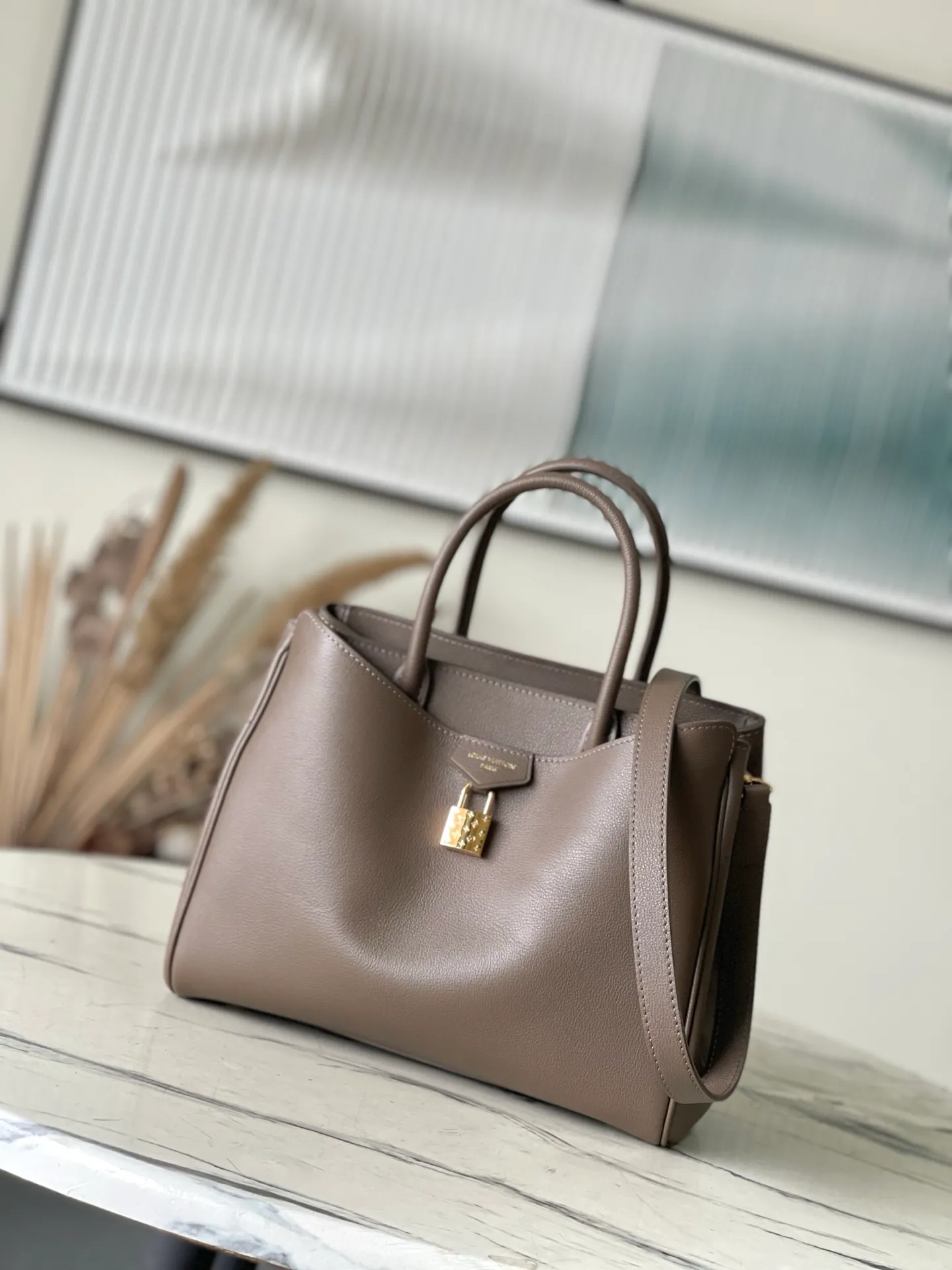 💰1380 (first-grain leather) Top-quality original order M27040 Brown Gray Small This Vendôme small handbag makes the soft cow leather reveal a silky satin luster, and is paired with a dazzling padlock with a subtle engraved Monogram pattern, making it a trendy daily choice that combines classic charm with modern style. Adjustable side straps expand the interior, and the large zippered pocket is secured to the body with hooks. Size: 28.5x22x14.5cm