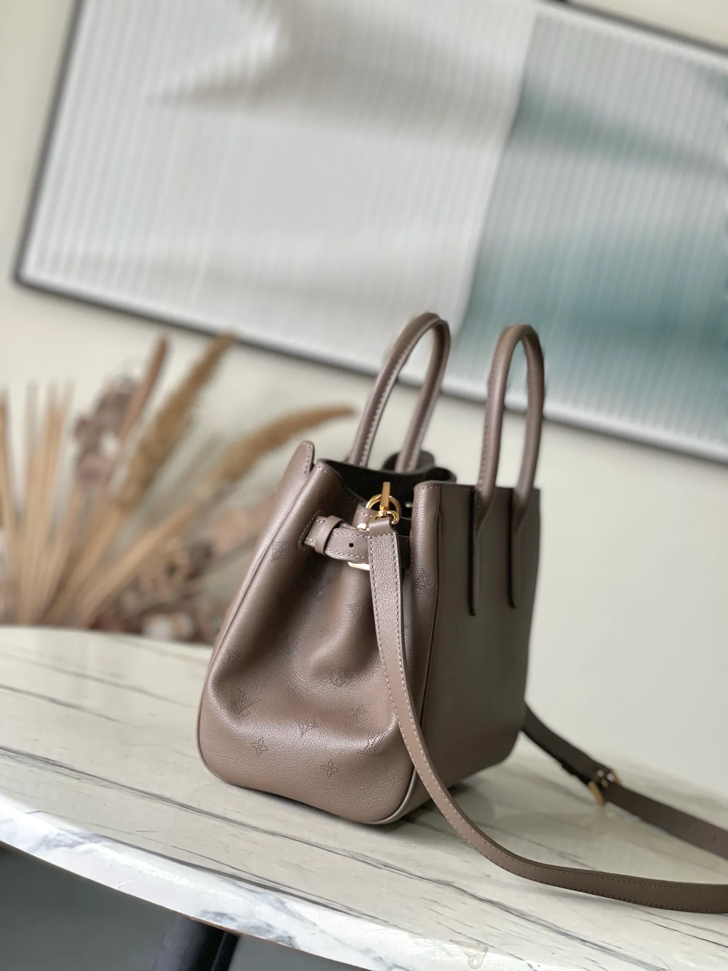 💰1380 (first-grain leather) Top-quality original order M27040 Brown Gray Small This Vendôme small handbag makes the soft cow leather reveal a silky satin luster, and is paired with a dazzling padlock with a subtle engraved Monogram pattern, making it a trendy daily choice that combines classic charm with modern style. Adjustable side straps expand the interior, and the large zippered pocket is secured to the body with hooks. Size: 28.5x22x14.5cm