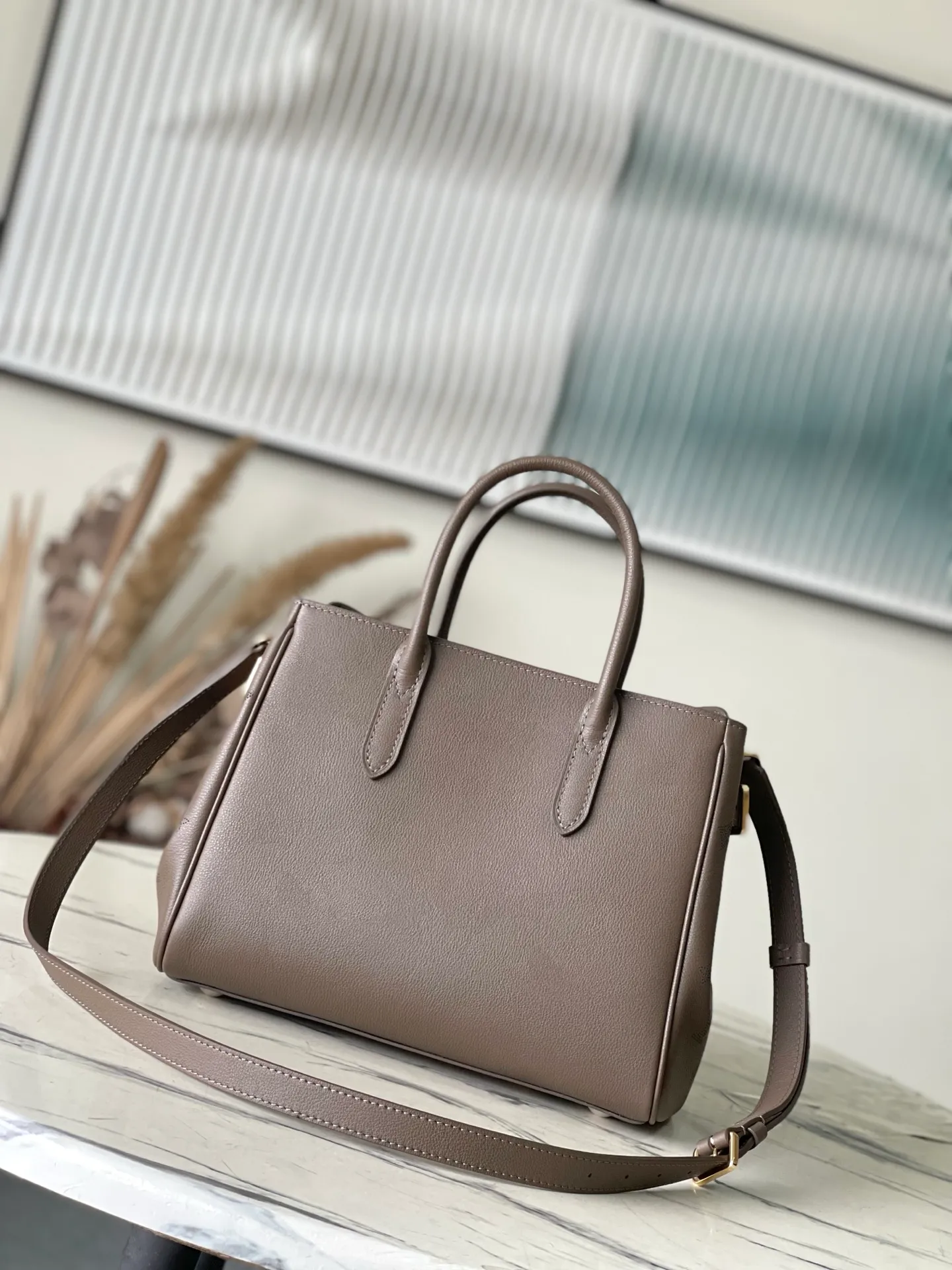 💰1380 (first-grain leather) Top-quality original order M27040 Brown Gray Small This Vendôme small handbag makes the soft cow leather reveal a silky satin luster, and is paired with a dazzling padlock with a subtle engraved Monogram pattern, making it a trendy daily choice that combines classic charm with modern style. Adjustable side straps expand the interior, and the large zippered pocket is secured to the body with hooks. Size: 28.5x22x14.5cm