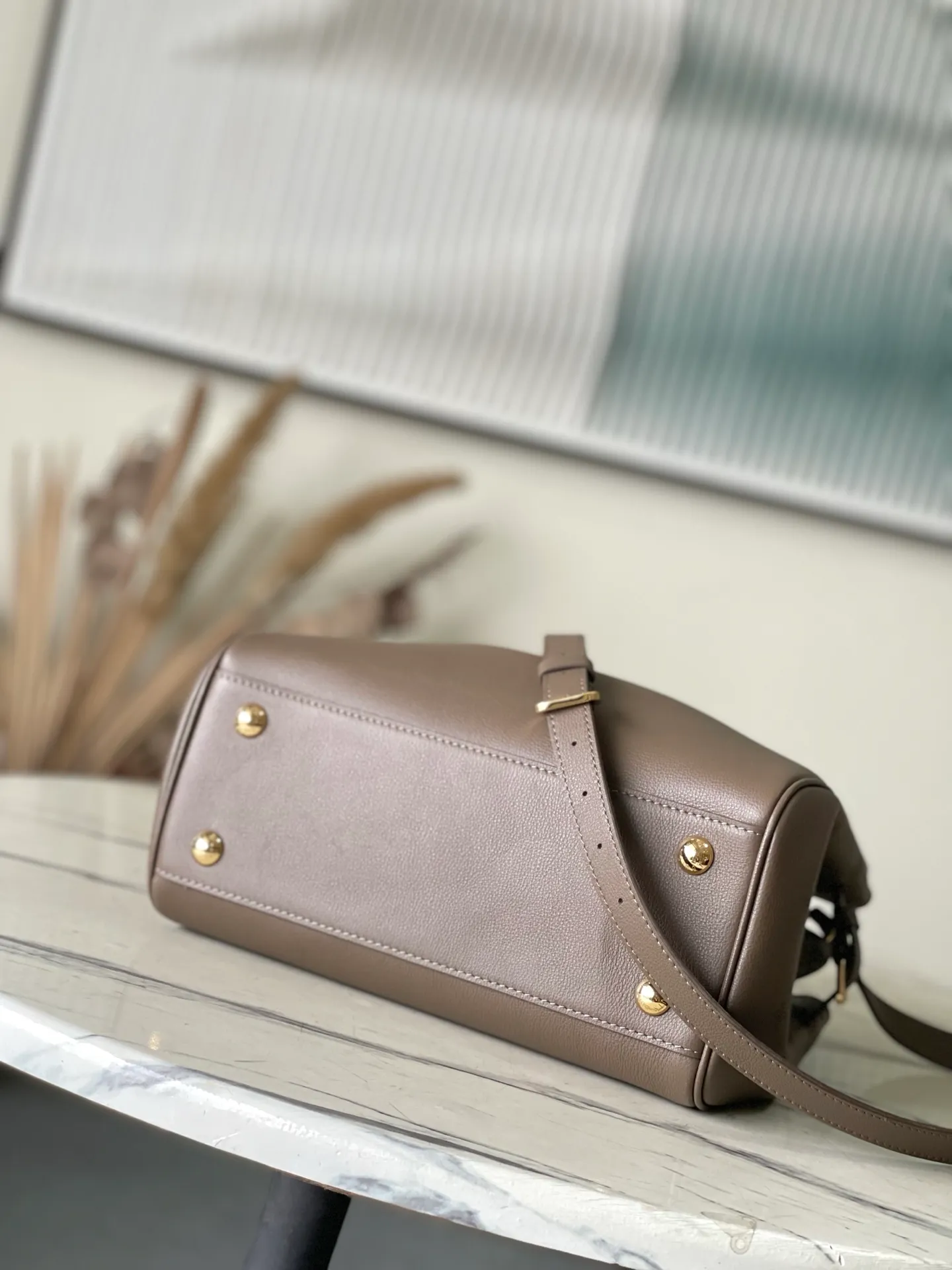 💰1380 (first-grain leather) Top-quality original order M27040 Brown Gray Small This Vendôme small handbag makes the soft cow leather reveal a silky satin luster, and is paired with a dazzling padlock with a subtle engraved Monogram pattern, making it a trendy daily choice that combines classic charm with modern style. Adjustable side straps expand the interior, and the large zippered pocket is secured to the body with hooks. Size: 28.5x22x14.5cm