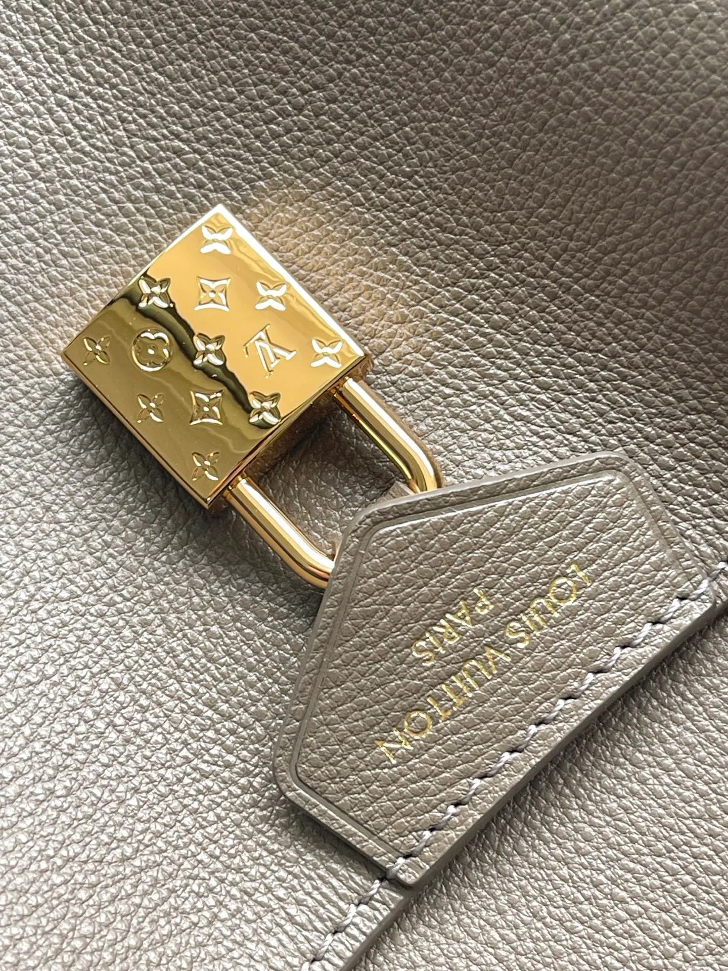 💰1380 (first-grain leather) Top-quality original order M27040 Brown Gray Small This Vendôme small handbag makes the soft cow leather reveal a silky satin luster, and is paired with a dazzling padlock with a subtle engraved Monogram pattern, making it a trendy daily choice that combines classic charm with modern style. Adjustable side straps expand the interior, and the large zippered pocket is secured to the body with hooks. Size: 28.5x22x14.5cm