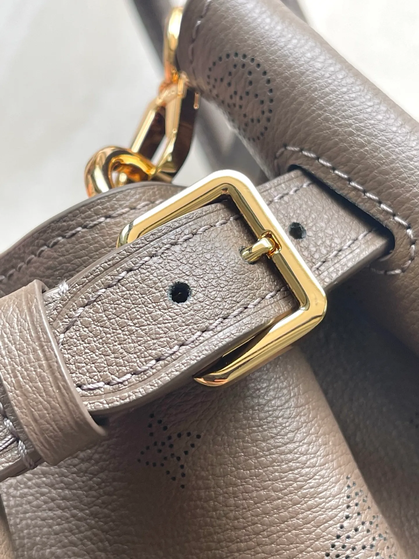 💰1380 (first-grain leather) Top-quality original order M27040 Brown Gray Small This Vendôme small handbag makes the soft cow leather reveal a silky satin luster, and is paired with a dazzling padlock with a subtle engraved Monogram pattern, making it a trendy daily choice that combines classic charm with modern style. Adjustable side straps expand the interior, and the large zippered pocket is secured to the body with hooks. Size: 28.5x22x14.5cm