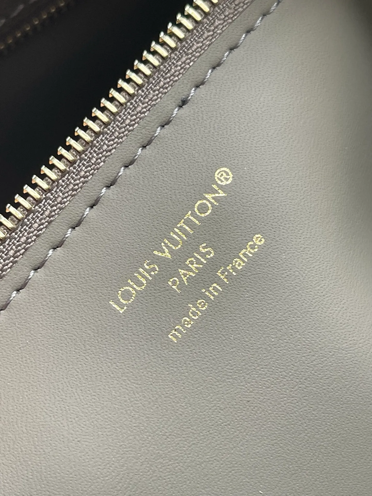 💰1380 (first-grain leather) Top-quality original order M27040 Brown Gray Small This Vendôme small handbag makes the soft cow leather reveal a silky satin luster, and is paired with a dazzling padlock with a subtle engraved Monogram pattern, making it a trendy daily choice that combines classic charm with modern style. Adjustable side straps expand the interior, and the large zippered pocket is secured to the body with hooks. Size: 28.5x22x14.5cm