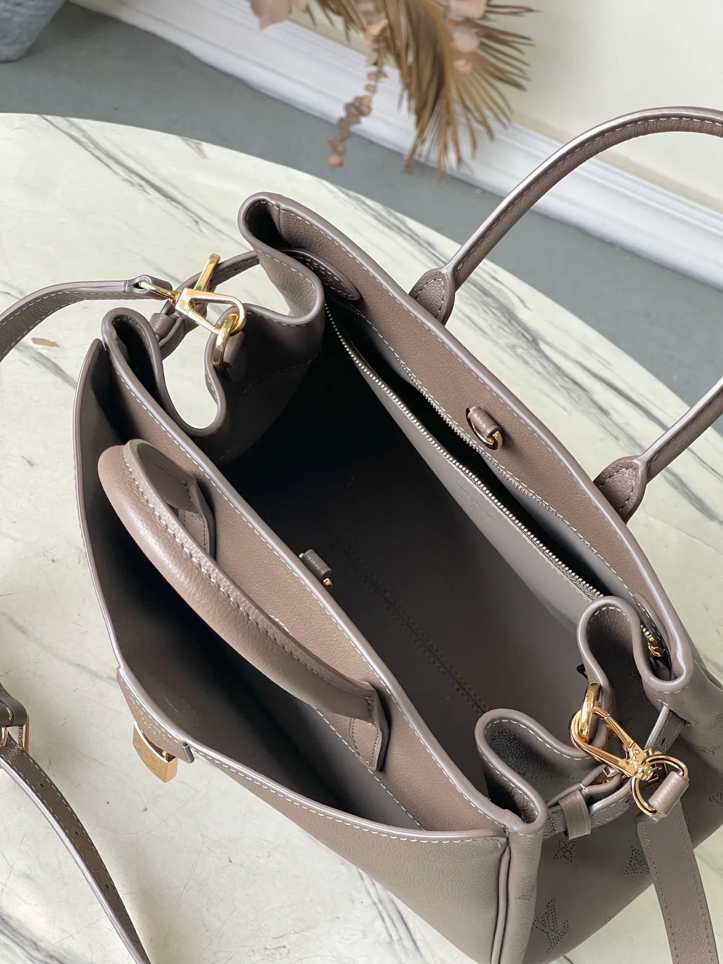 💰1380 (first-grain leather) Top-quality original order M27040 Brown Gray Small This Vendôme small handbag makes the soft cow leather reveal a silky satin luster, and is paired with a dazzling padlock with a subtle engraved Monogram pattern, making it a trendy daily choice that combines classic charm with modern style. Adjustable side straps expand the interior, and the large zippered pocket is secured to the body with hooks. Size: 28.5x22x14.5cm