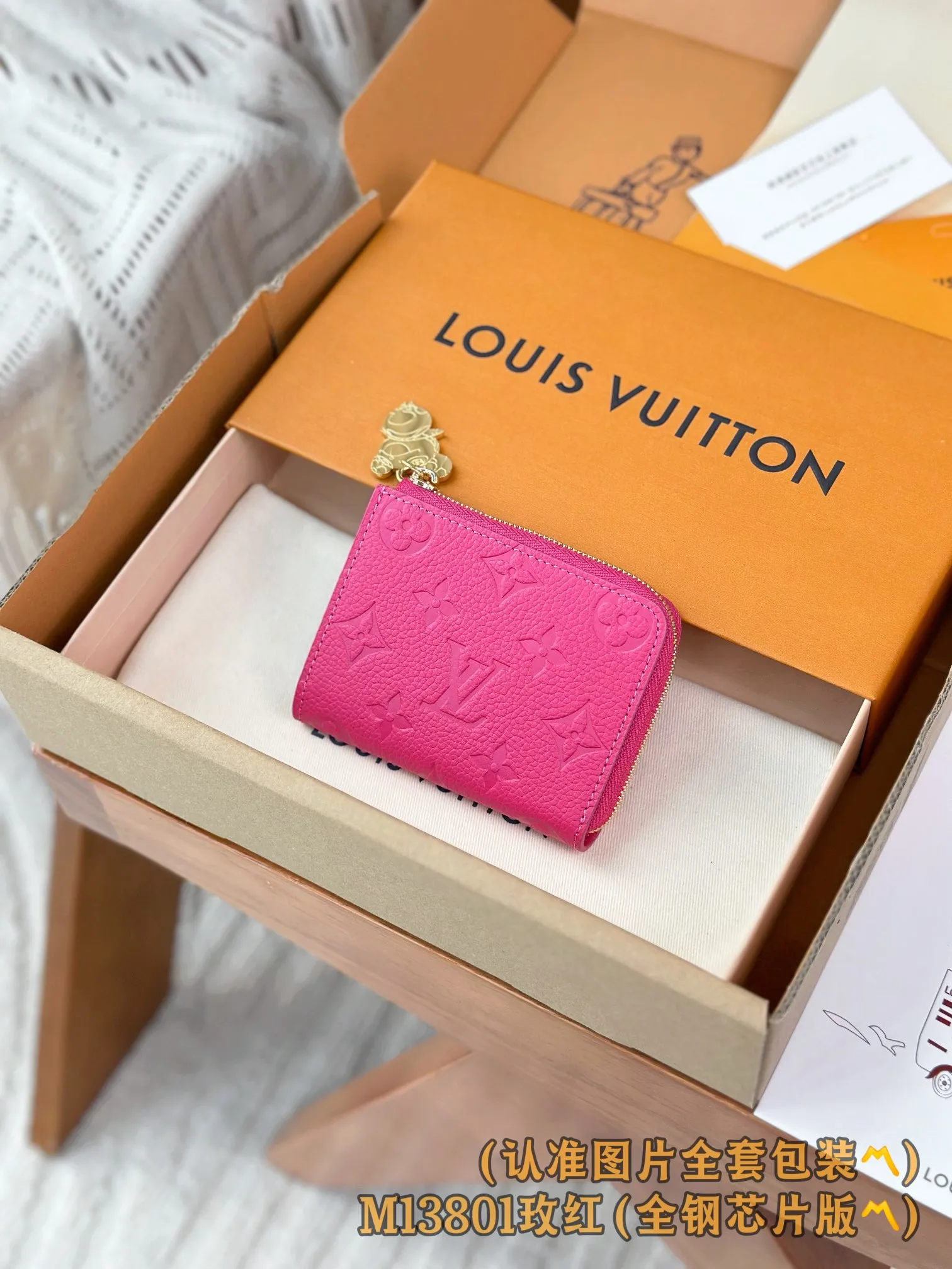 💰640 [Authentic grade] [Special grade MB high-elastic fabric] M13801 rose red (〽️A-grade all-steel version〽️) personalized customization! Transcoding chip, Noa small wallet, this Noa small wallet is made of Louis Vuitton's classic Monogram cowhide! It has a compact square design and a distinctive L-shaped zipper, and the interior is lined with colorful leather. The wallet features six compartments for business cards, as well as roomy fold-out pockets.  11 x 8.5 x 1.5 cm (length x height x width).