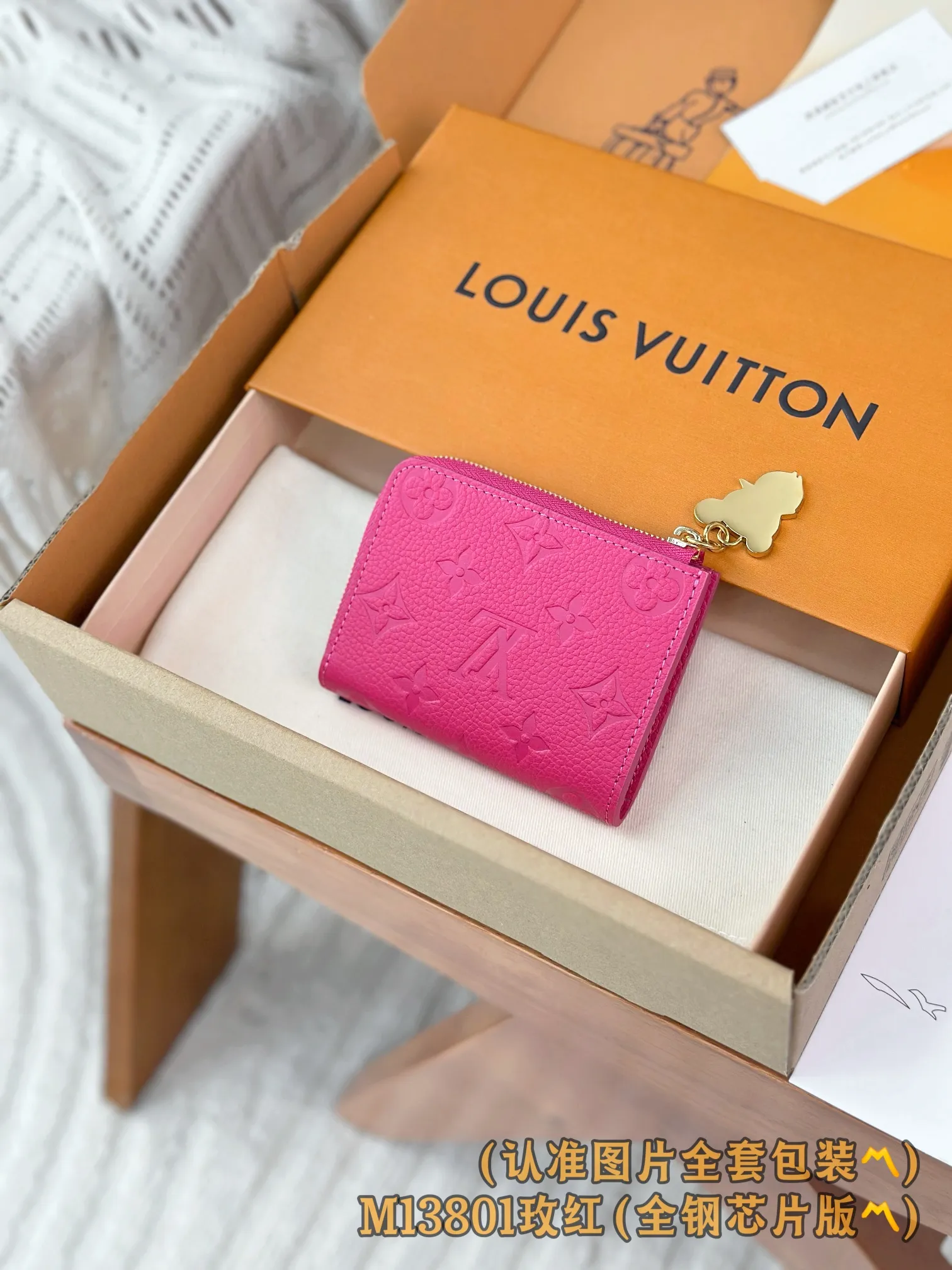 💰640 [Authentic grade] [Special grade MB high-elastic fabric] M13801 rose red (〽️A-grade all-steel version〽️) personalized customization! Transcoding chip, Noa small wallet, this Noa small wallet is made of Louis Vuitton's classic Monogram cowhide! It has a compact square design and a distinctive L-shaped zipper, and the interior is lined with colorful leather. The wallet features six compartments for business cards, as well as roomy fold-out pockets.  11 x 8.5 x 1.5 cm (length x height x width).