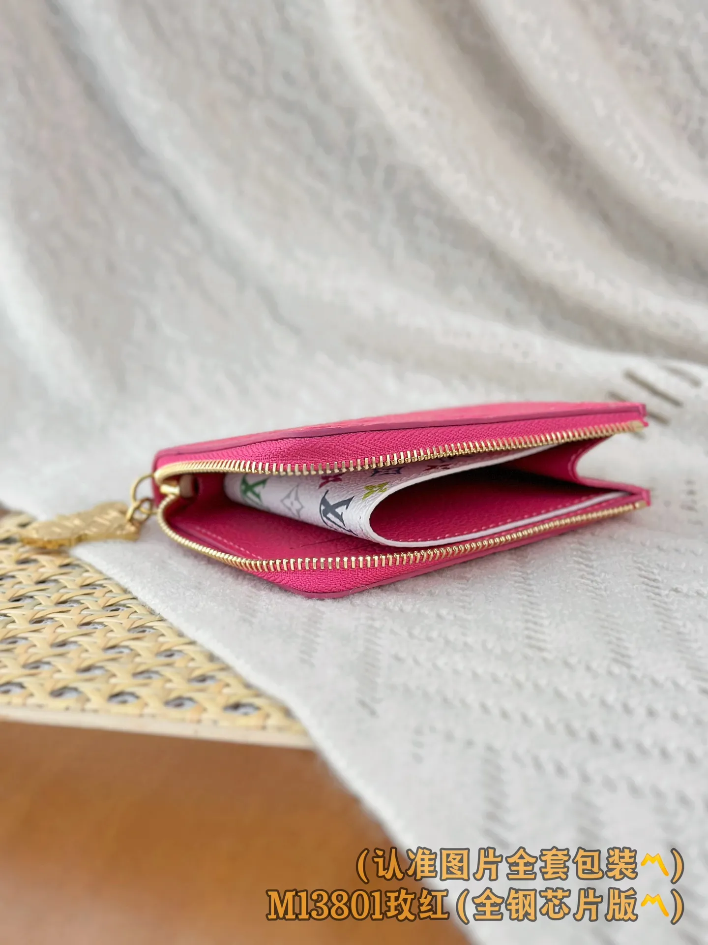 💰640 [Authentic grade] [Special grade MB high-elastic fabric] M13801 rose red (〽️A-grade all-steel version〽️) personalized customization! Transcoding chip, Noa small wallet, this Noa small wallet is made of Louis Vuitton's classic Monogram cowhide! It has a compact square design and a distinctive L-shaped zipper, and the interior is lined with colorful leather. The wallet features six compartments for business cards, as well as roomy fold-out pockets.  11 x 8.5 x 1.5 cm (length x height x width).
