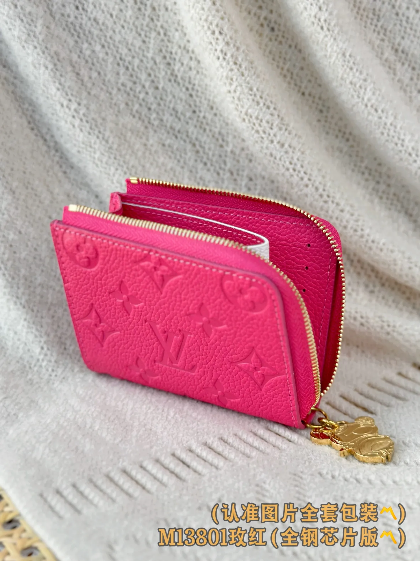 💰640 [Authentic grade] [Special grade MB high-elastic fabric] M13801 rose red (〽️A-grade all-steel version〽️) personalized customization! Transcoding chip, Noa small wallet, this Noa small wallet is made of Louis Vuitton's classic Monogram cowhide! It has a compact square design and a distinctive L-shaped zipper, and the interior is lined with colorful leather. The wallet features six compartments for business cards, as well as roomy fold-out pockets.  11 x 8.5 x 1.5 cm (length x height x width).