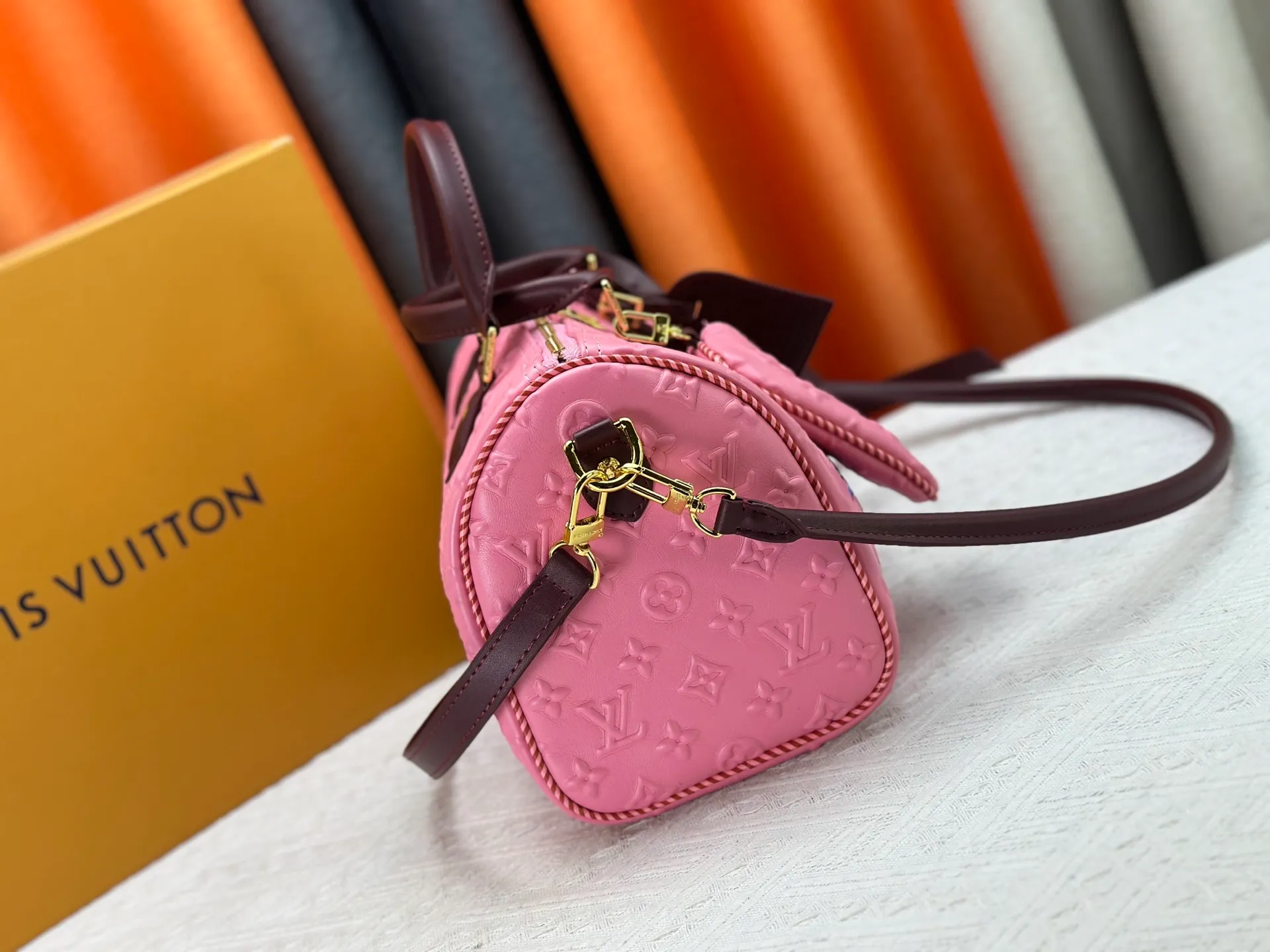 P300 M10660 M13344 This Speedy Soft 30 handbag interprets Monogram Dune elements with retro touches, with aircraft-shaped decoration and collage effect label, paying tribute to the design of Gaston Louis Vuitton collection series. The long handle makes it easy to carry on the shoulder, making it a great travel companion. 30.0 x 21.0 x 17.0 cm (length x height x width)