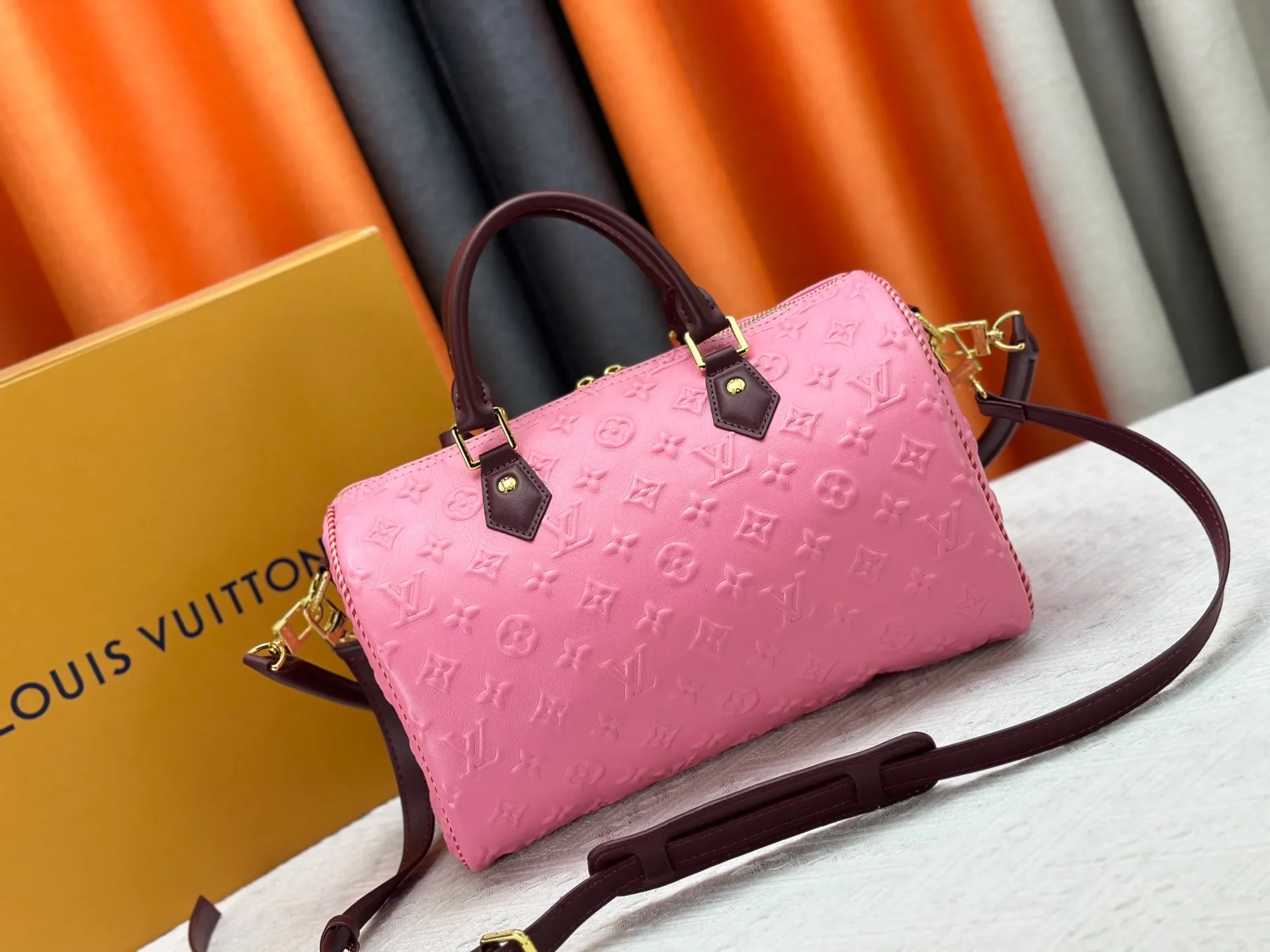 P300 M10660 M13344 This Speedy Soft 30 handbag interprets Monogram Dune elements with retro touches, with aircraft-shaped decoration and collage effect label, paying tribute to the design of Gaston Louis Vuitton collection series. The long handle makes it easy to carry on the shoulder, making it a great travel companion. 30.0 x 21.0 x 17.0 cm (length x height x width)