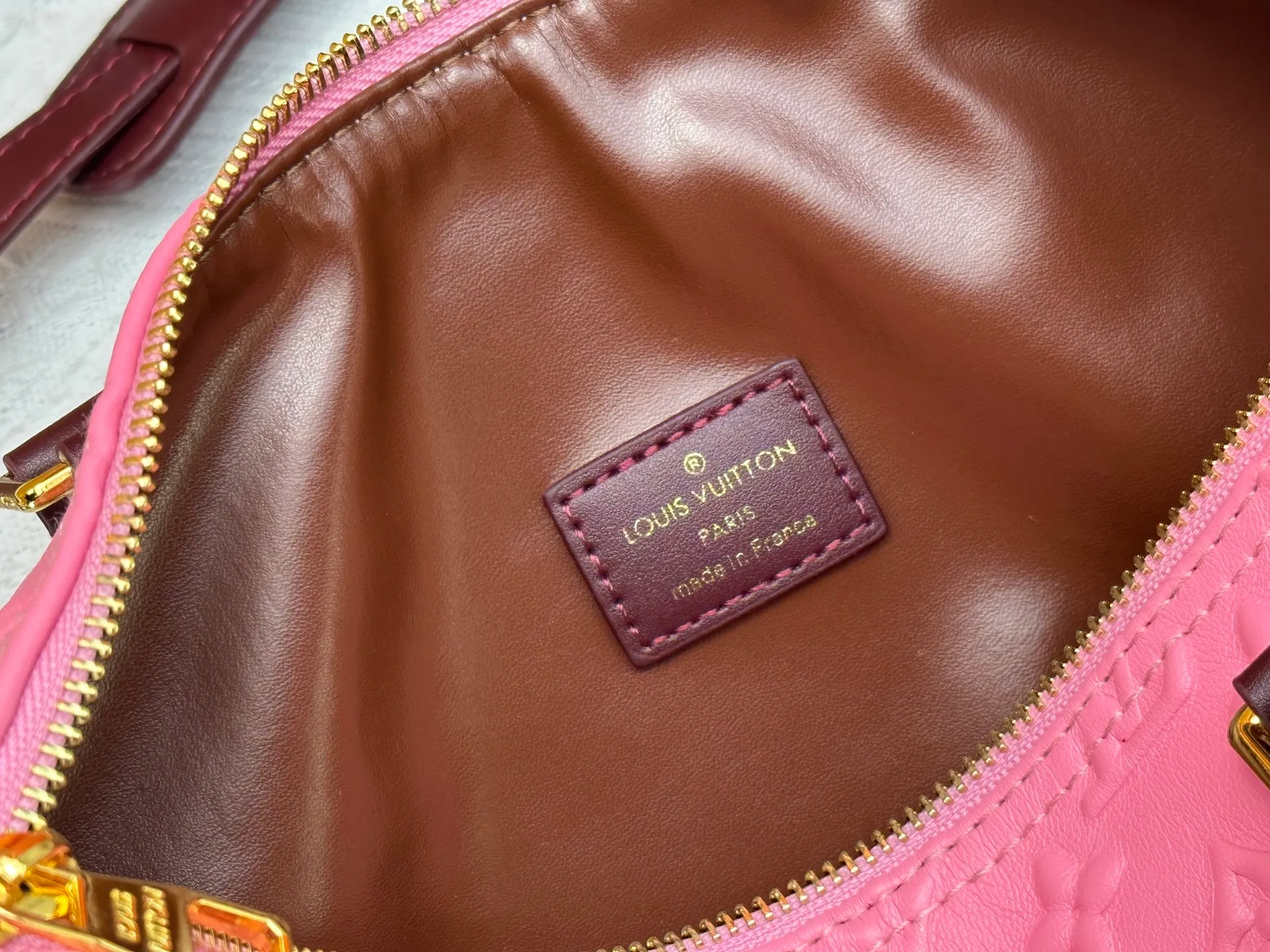 P300 M10660 M13344 This Speedy Soft 30 handbag interprets Monogram Dune elements with retro touches, with aircraft-shaped decoration and collage effect label, paying tribute to the design of Gaston Louis Vuitton collection series. The long handle makes it easy to carry on the shoulder, making it a great travel companion. 30.0 x 21.0 x 17.0 cm (length x height x width)