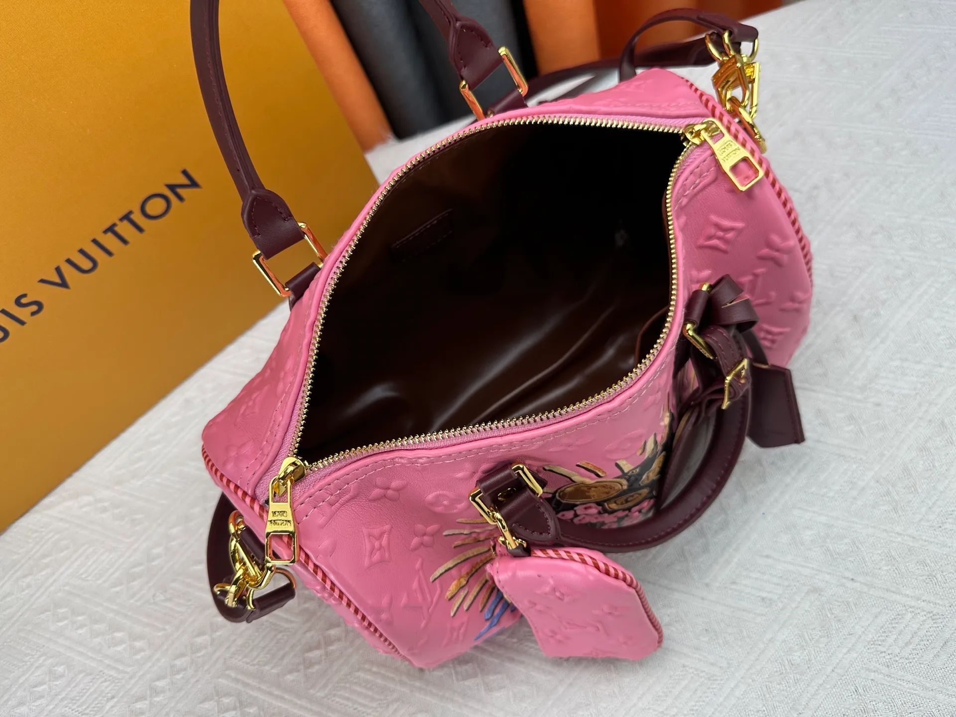 P300 M10660 M13344 This Speedy Soft 30 handbag interprets Monogram Dune elements with retro touches, with aircraft-shaped decoration and collage effect label, paying tribute to the design of Gaston Louis Vuitton collection series. The long handle makes it easy to carry on the shoulder, making it a great travel companion. 30.0 x 21.0 x 17.0 cm (length x height x width)