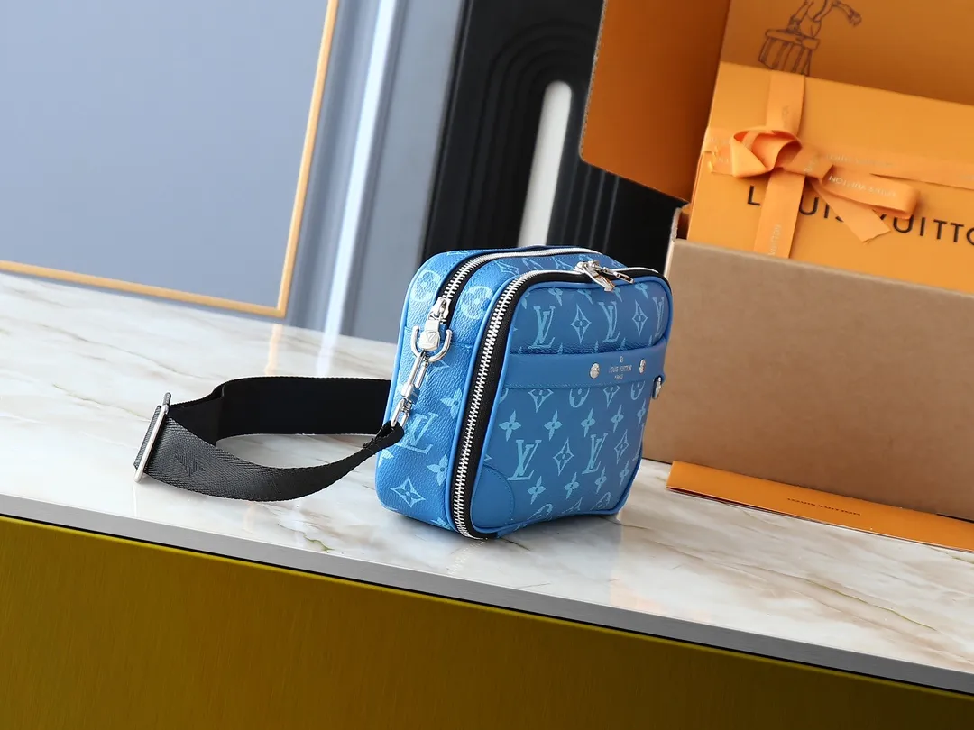 💰260💰Upgraded from the original M31069 M46955 M31014 M31016 nano alpha handbag, the monogram shadow leather is subtly embossed with the monogram pattern, making the compact structure show elegance. Black leather rivets with black floral pattern, two corners wrapped compartments on the front, box bag, camera bag, shoulder bag oo[handshake][handshake] rivet elements are marked with brand imprints, zipper compartments and external patch pockets are convenient for storing daily needs, and the detachable and adjustable leather shoulder strap allows for comfortable carrying. 24 x 16 x 8 cm (length x height x width)