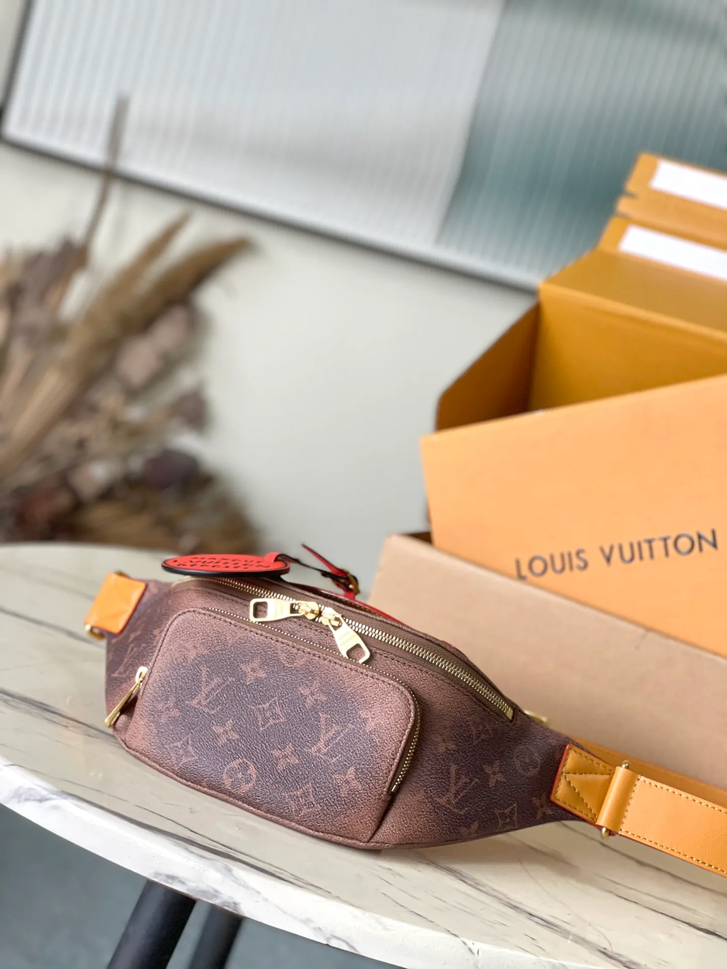 💰980 Top original item M11539 This Rush waist bag is made of Monogram Dust canvas to cleverly present a retro trompe l'oeil effect. It is equipped with double zippers for convenient access to the main compartment. The elegant decoration expresses the Marque LVuitton Deposee logo. Dimensions: 30 × 15 × 8cm