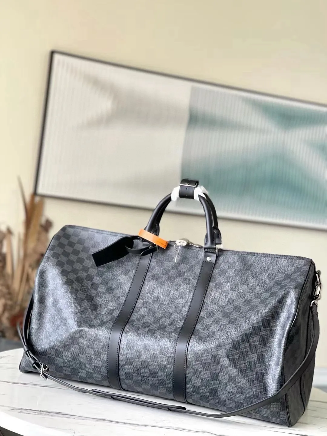 💰1040 (55 size) top original order N41414 black grid with spacious capacity and flexible use. Durable, safe and reliable. Fashionable style, mature and stable. Features a secure double zipper and padlock, making it perfect for business or pleasure. Dimensions: 55 × 31 × 26 cm