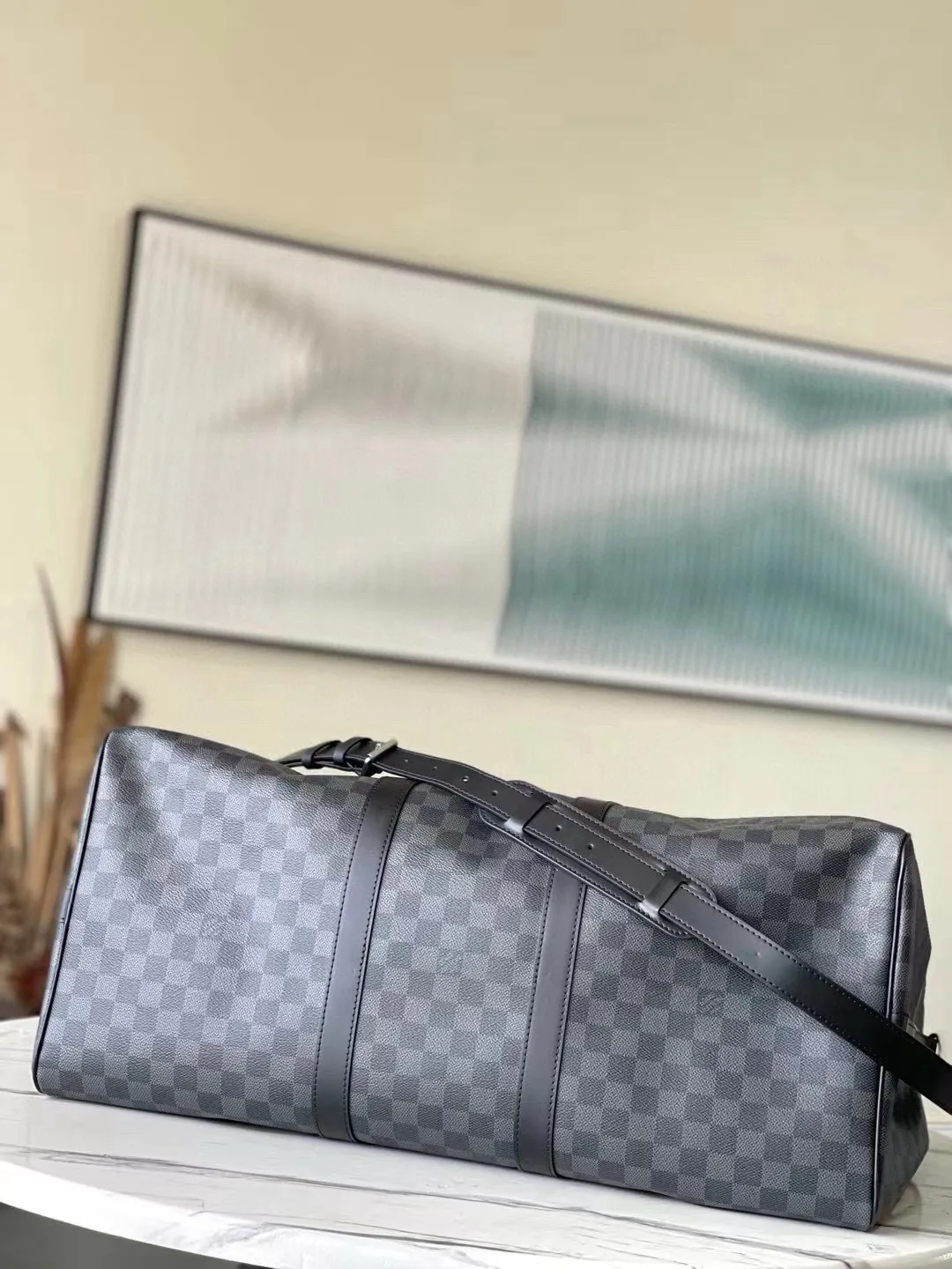 💰1040 (55 size) top original order N41414 black grid with spacious capacity and flexible use. Durable, safe and reliable. Fashionable style, mature and stable. Features a secure double zipper and padlock, making it perfect for business or pleasure. Dimensions: 55 × 31 × 26 cm