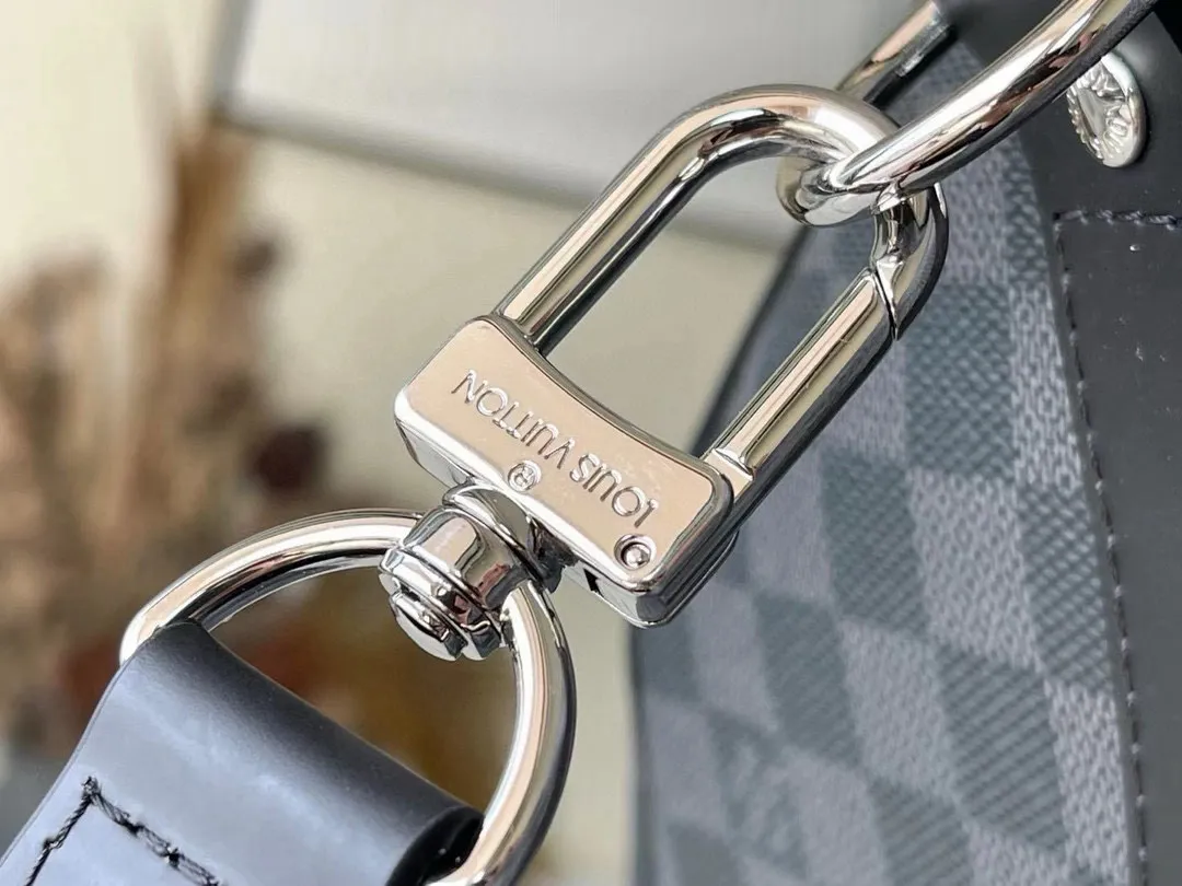 💰1040 (55 size) top original order N41414 black grid with spacious capacity and flexible use. Durable, safe and reliable. Fashionable style, mature and stable. Features a secure double zipper and padlock, making it perfect for business or pleasure. Dimensions: 55 × 31 × 26 cm
