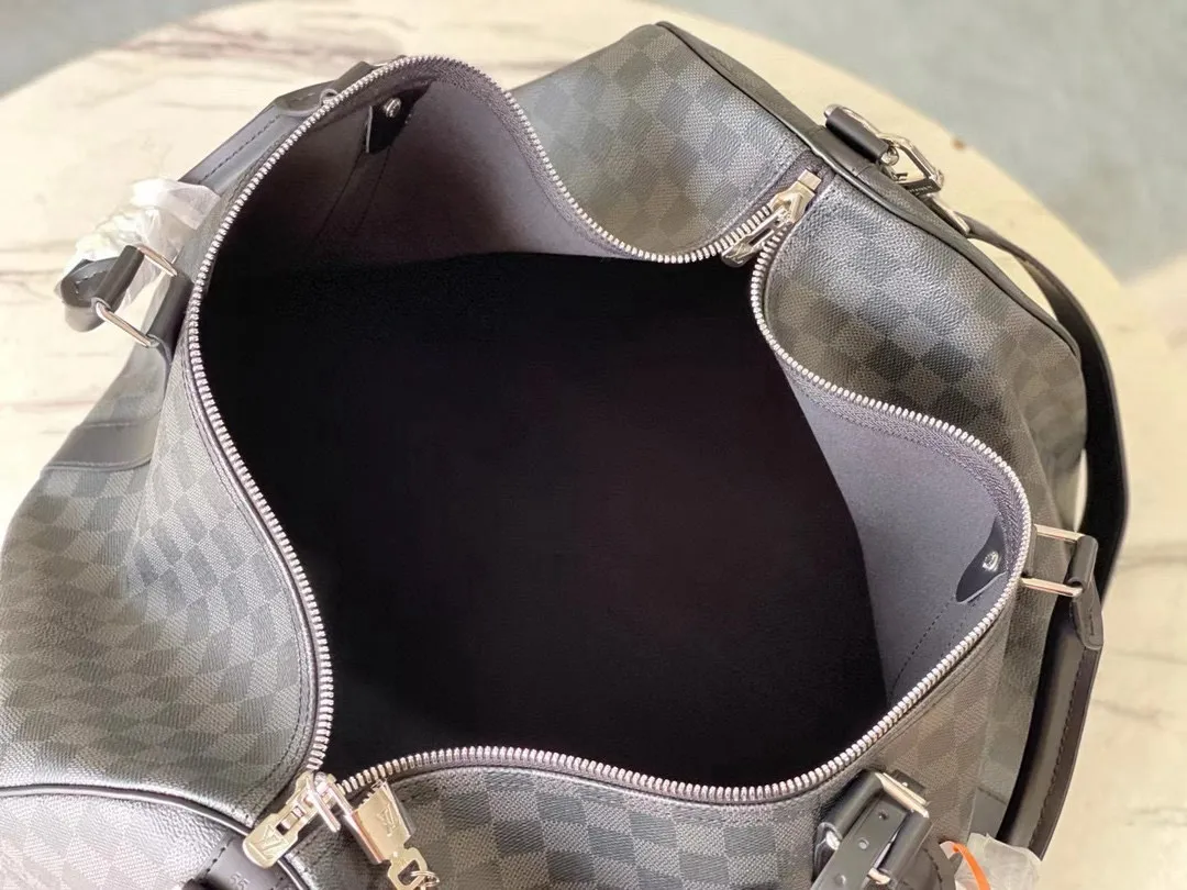 💰1040 (55 size) top original order N41414 black grid with spacious capacity and flexible use. Durable, safe and reliable. Fashionable style, mature and stable. Features a secure double zipper and padlock, making it perfect for business or pleasure. Dimensions: 55 × 31 × 26 cm