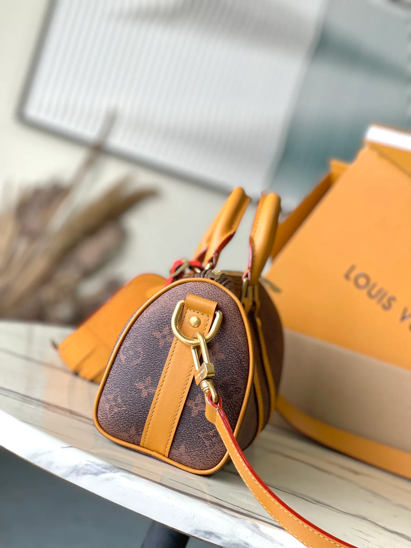 💰1100 Top Original M11542 This Keepall Bandouliere 25 handbag draws western inspiration and uses Pharrell Wiliams’ new Monogram Dust canvas to present a faded effect Monogram pattern. The top handle, detachable shoulder strap and reinforced side straps are all made from distressed cowhide leather and are compactly constructed to hold a cell phone, wallet and other small items. Dimensions: 25 × 15 × 11 cm