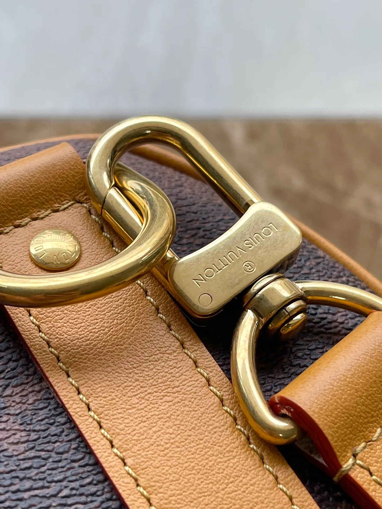 💰1100 Top Original M11542 This Keepall Bandouliere 25 handbag draws western inspiration and uses Pharrell Wiliams’ new Monogram Dust canvas to present a faded effect Monogram pattern. The top handle, detachable shoulder strap and reinforced side straps are all made from distressed cowhide leather and are compactly constructed to hold a cell phone, wallet and other small items. Dimensions: 25 × 15 × 11 cm