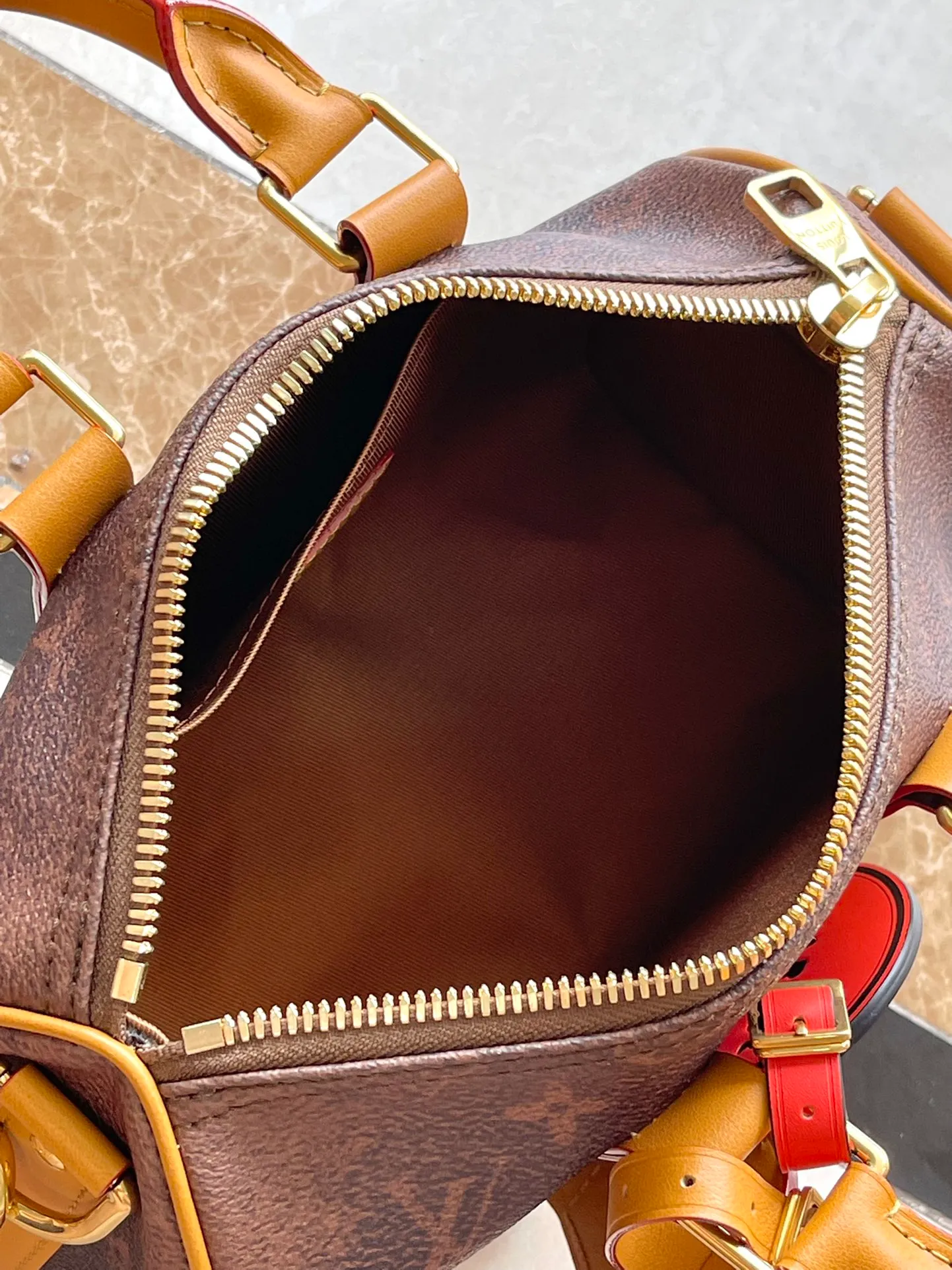 💰1100 Top Original M11542 This Keepall Bandouliere 25 handbag draws western inspiration and uses Pharrell Wiliams’ new Monogram Dust canvas to present a faded effect Monogram pattern. The top handle, detachable shoulder strap and reinforced side straps are all made from distressed cowhide leather and are compactly constructed to hold a cell phone, wallet and other small items. Dimensions: 25 × 15 × 11 cm