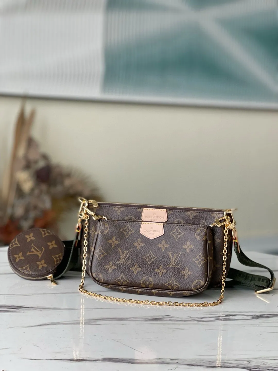 💰560 Top Original Order M44813 Green Multi Pochette Accessoires handbag combines Pochette Accessoires clutch bag, Mini Pochette Accessoires clutch bag and round coin purse. It is made of Monogram canvas to create a clever design of multiple pockets and compartments, and is decorated with mini Monogram patterns on both sides. The removable chain and adjustable jacquard shoulder strap allow for a variety of carrying options. Dimensions: 24 x 13.5 x 4 cm