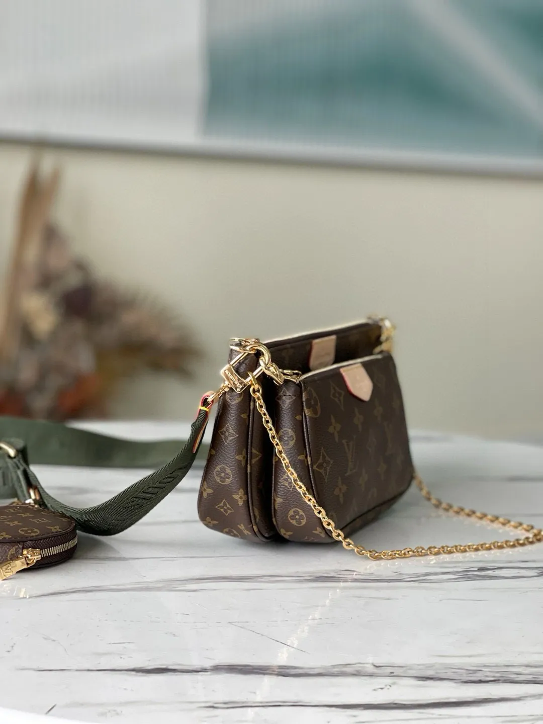💰560 Top Original Order M44813 Green Multi Pochette Accessoires handbag combines Pochette Accessoires clutch bag, Mini Pochette Accessoires clutch bag and round coin purse. It is made of Monogram canvas to create a clever design of multiple pockets and compartments, and is decorated with mini Monogram patterns on both sides. The removable chain and adjustable jacquard shoulder strap allow for a variety of carrying options. Dimensions: 24 x 13.5 x 4 cm