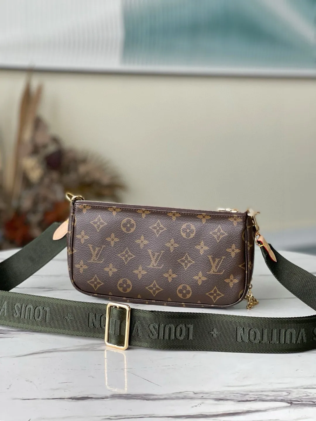 💰560 Top Original Order M44813 Green Multi Pochette Accessoires handbag combines Pochette Accessoires clutch bag, Mini Pochette Accessoires clutch bag and round coin purse. It is made of Monogram canvas to create a clever design of multiple pockets and compartments, and is decorated with mini Monogram patterns on both sides. The removable chain and adjustable jacquard shoulder strap allow for a variety of carrying options. Dimensions: 24 x 13.5 x 4 cm