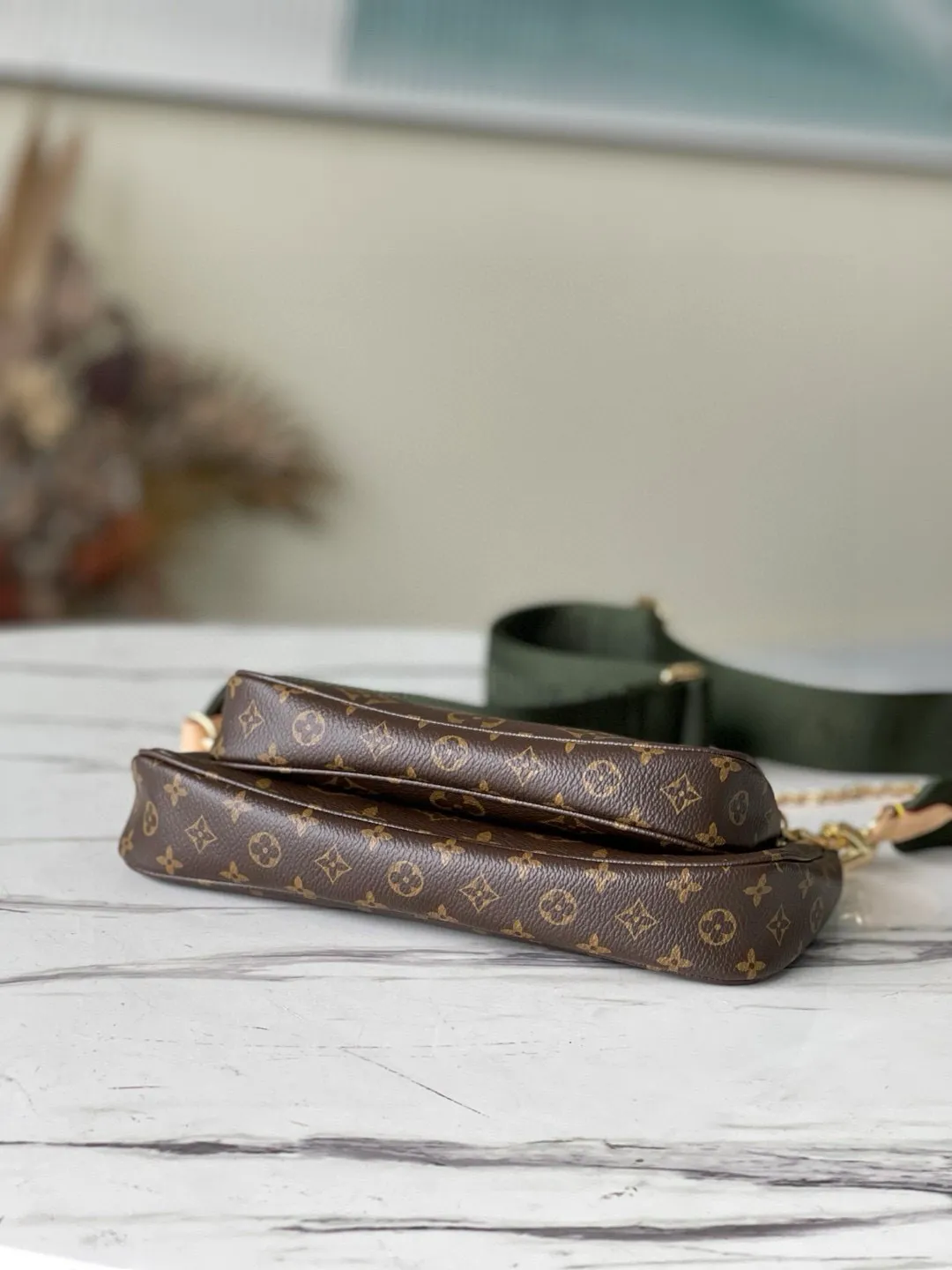 💰560 Top Original Order M44813 Green Multi Pochette Accessoires handbag combines Pochette Accessoires clutch bag, Mini Pochette Accessoires clutch bag and round coin purse. It is made of Monogram canvas to create a clever design of multiple pockets and compartments, and is decorated with mini Monogram patterns on both sides. The removable chain and adjustable jacquard shoulder strap allow for a variety of carrying options. Dimensions: 24 x 13.5 x 4 cm