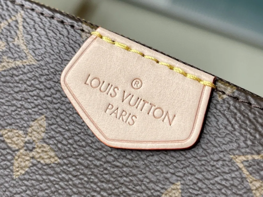 💰560 Top Original Order M44813 Green Multi Pochette Accessoires handbag combines Pochette Accessoires clutch bag, Mini Pochette Accessoires clutch bag and round coin purse. It is made of Monogram canvas to create a clever design of multiple pockets and compartments, and is decorated with mini Monogram patterns on both sides. The removable chain and adjustable jacquard shoulder strap allow for a variety of carrying options. Dimensions: 24 x 13.5 x 4 cm