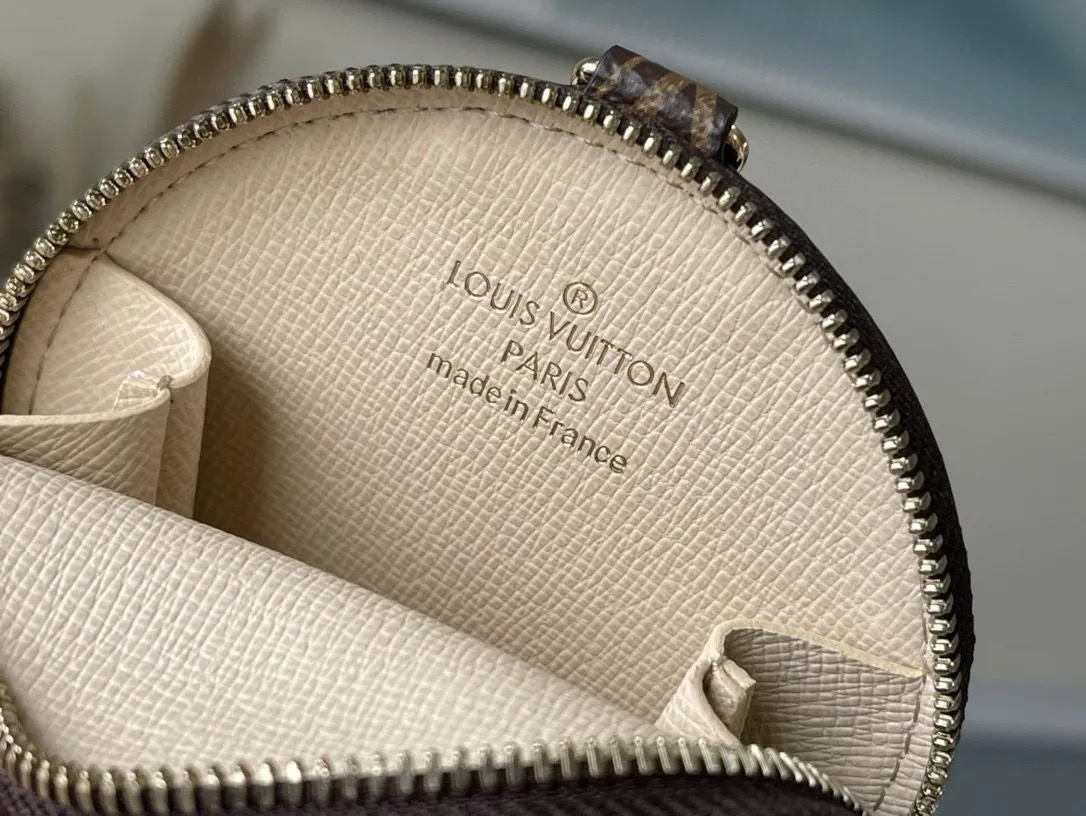 💰560 Top Original Order M44813 Green Multi Pochette Accessoires handbag combines Pochette Accessoires clutch bag, Mini Pochette Accessoires clutch bag and round coin purse. It is made of Monogram canvas to create a clever design of multiple pockets and compartments, and is decorated with mini Monogram patterns on both sides. The removable chain and adjustable jacquard shoulder strap allow for a variety of carrying options. Dimensions: 24 x 13.5 x 4 cm