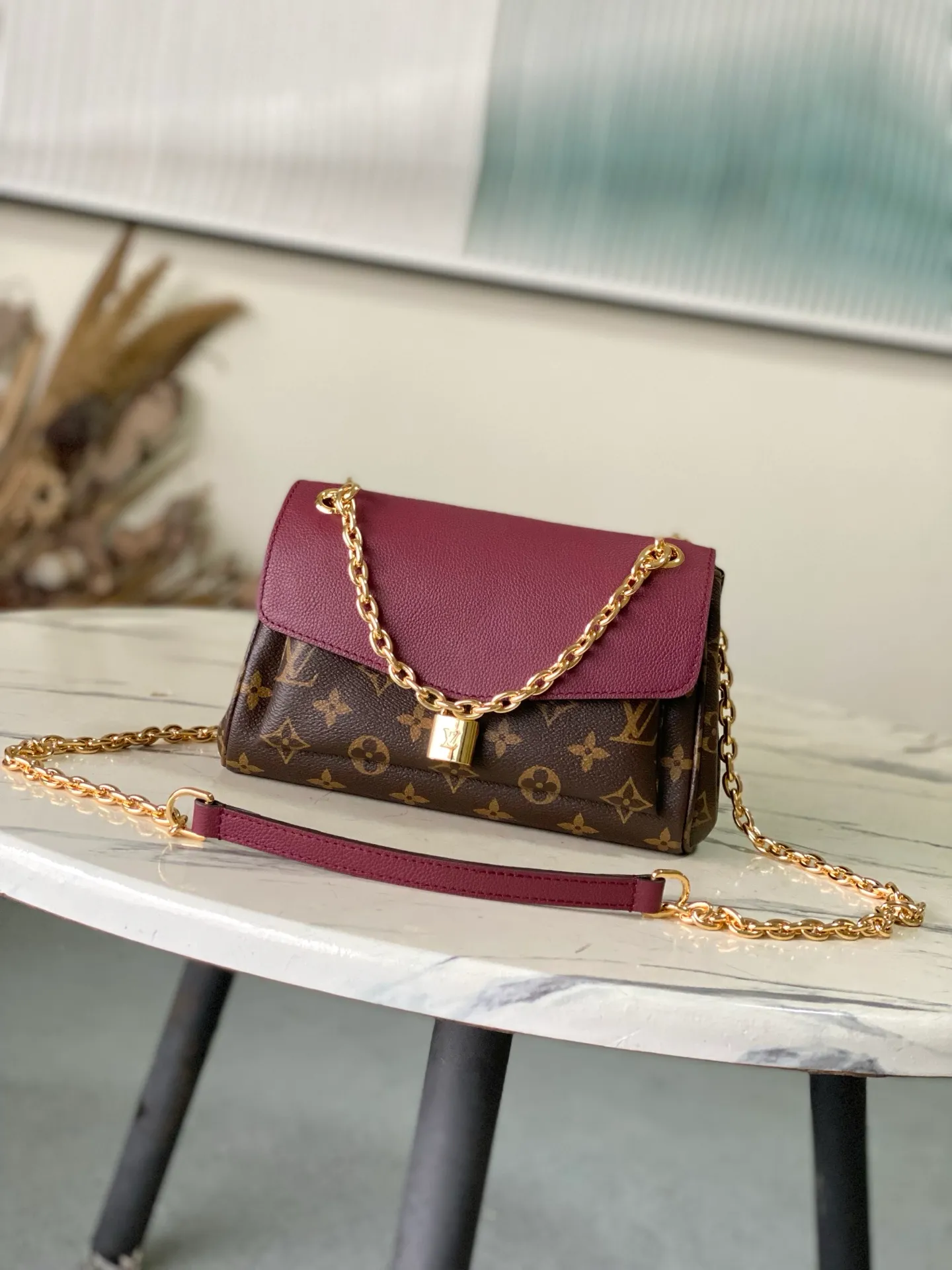 💰820 Top Original Order M27067 Rose Red Small Inspired by the elegant and artistic neighborhoods of Paris, this Saint Germain BB is a sophisticated style suitable for both day and evening looks. This tote in Monogram fabric with leather trim and gold chain pays homage to Louis Vuitton's historic trunks. The sliding chain allows you to wear it by hand, over the shoulder, or over the shoulder. Dimensions: 24 x 17 x 9 cm (length x height x width)