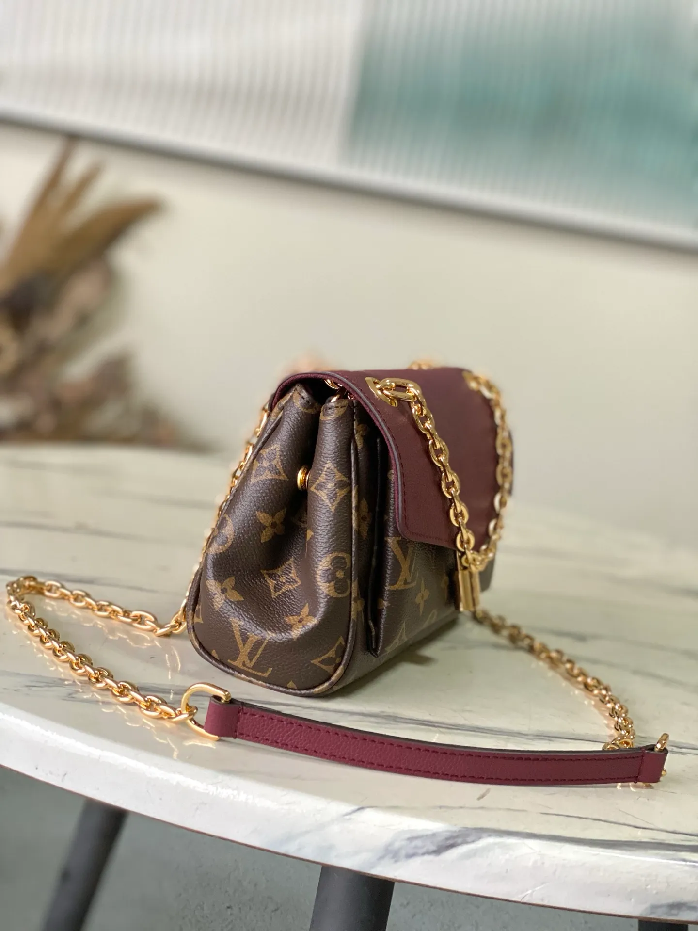💰820 Top Original Order M27067 Rose Red Small Inspired by the elegant and artistic neighborhoods of Paris, this Saint Germain BB is a sophisticated style suitable for both day and evening looks. This tote in Monogram fabric with leather trim and gold chain pays homage to Louis Vuitton's historic trunks. The sliding chain allows you to wear it by hand, over the shoulder, or over the shoulder. Dimensions: 24 x 17 x 9 cm (length x height x width)