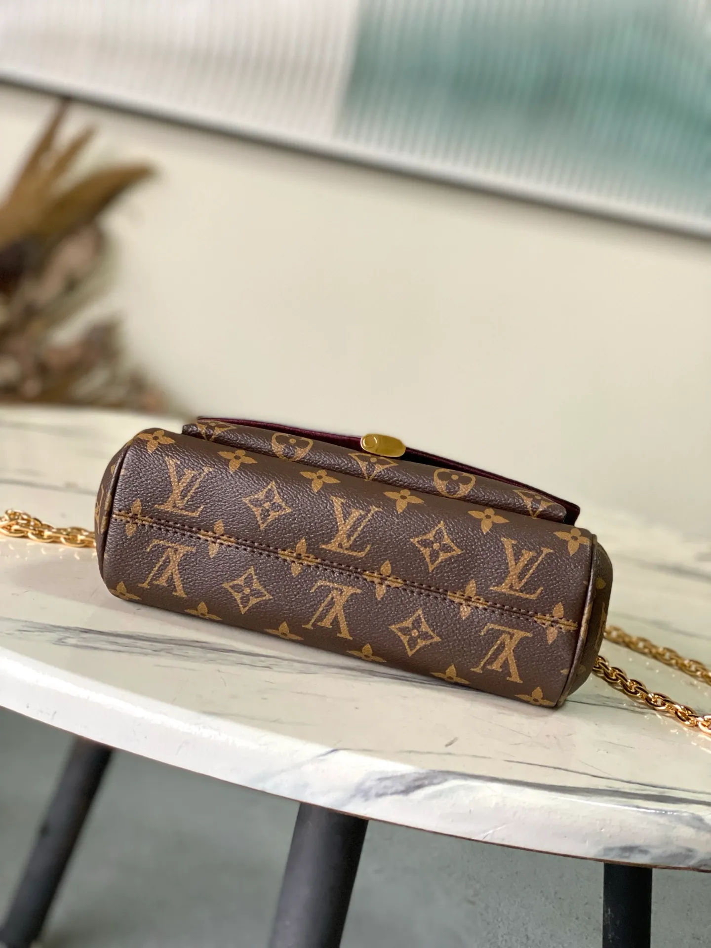 💰820 Top Original Order M27067 Rose Red Small Inspired by the elegant and artistic neighborhoods of Paris, this Saint Germain BB is a sophisticated style suitable for both day and evening looks. This tote in Monogram fabric with leather trim and gold chain pays homage to Louis Vuitton's historic trunks. The sliding chain allows you to wear it by hand, over the shoulder, or over the shoulder. Dimensions: 24 x 17 x 9 cm (length x height x width)