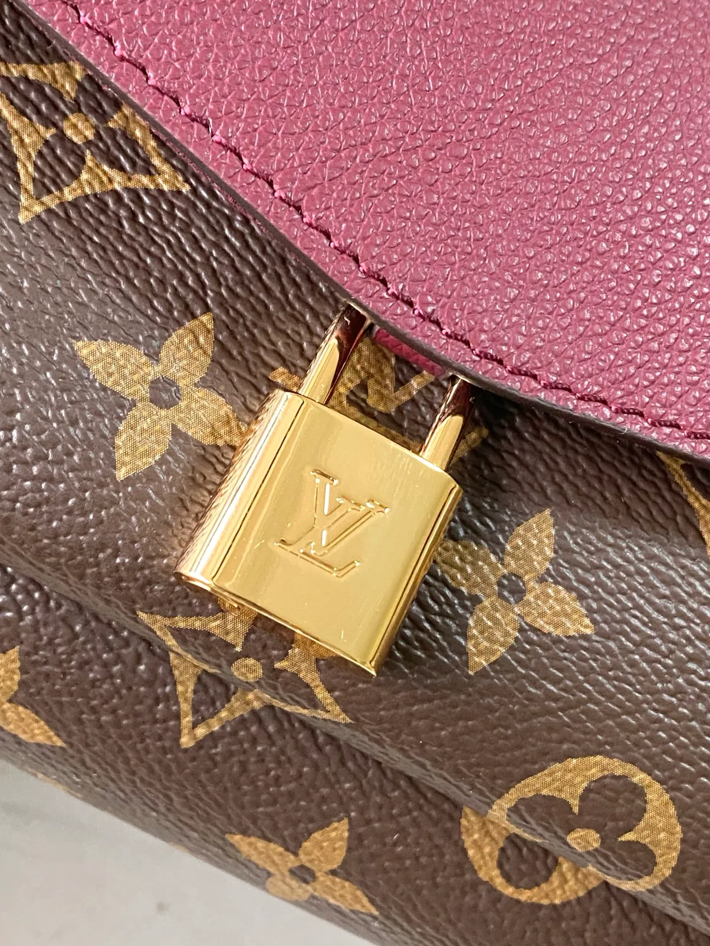 💰820 Top Original Order M27067 Rose Red Small Inspired by the elegant and artistic neighborhoods of Paris, this Saint Germain BB is a sophisticated style suitable for both day and evening looks. This tote in Monogram fabric with leather trim and gold chain pays homage to Louis Vuitton's historic trunks. The sliding chain allows you to wear it by hand, over the shoulder, or over the shoulder. Dimensions: 24 x 17 x 9 cm (length x height x width)