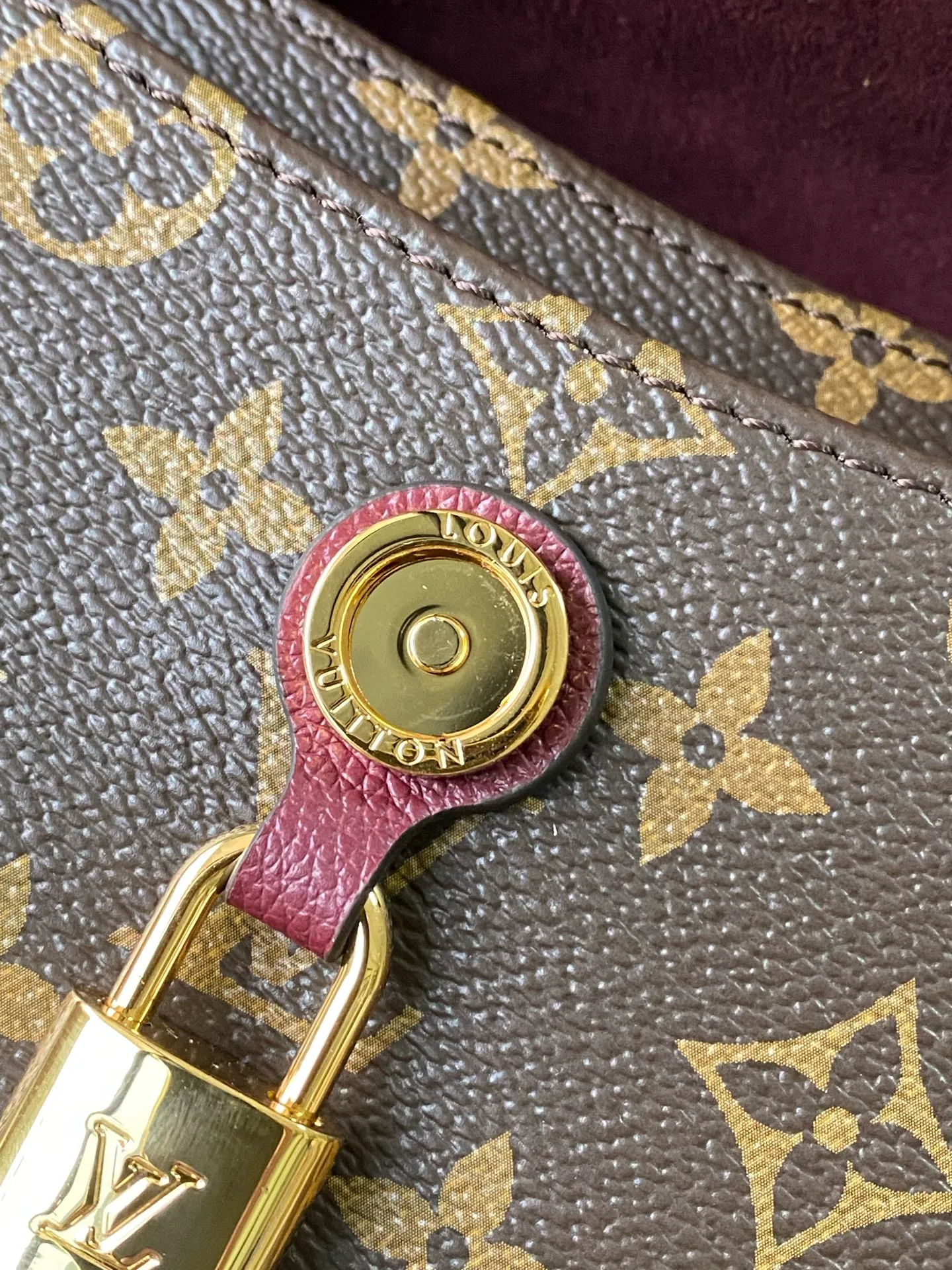 💰820 Top Original Order M27067 Rose Red Small Inspired by the elegant and artistic neighborhoods of Paris, this Saint Germain BB is a sophisticated style suitable for both day and evening looks. This tote in Monogram fabric with leather trim and gold chain pays homage to Louis Vuitton's historic trunks. The sliding chain allows you to wear it by hand, over the shoulder, or over the shoulder. Dimensions: 24 x 17 x 9 cm (length x height x width)
