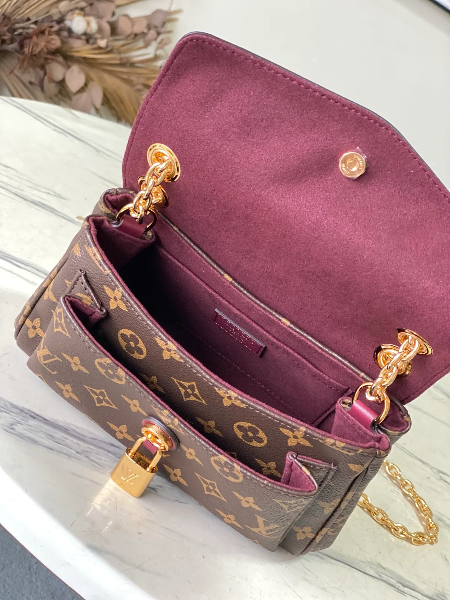 💰820 Top Original Order M27067 Rose Red Small Inspired by the elegant and artistic neighborhoods of Paris, this Saint Germain BB is a sophisticated style suitable for both day and evening looks. This tote in Monogram fabric with leather trim and gold chain pays homage to Louis Vuitton's historic trunks. The sliding chain allows you to wear it by hand, over the shoulder, or over the shoulder. Dimensions: 24 x 17 x 9 cm (length x height x width)