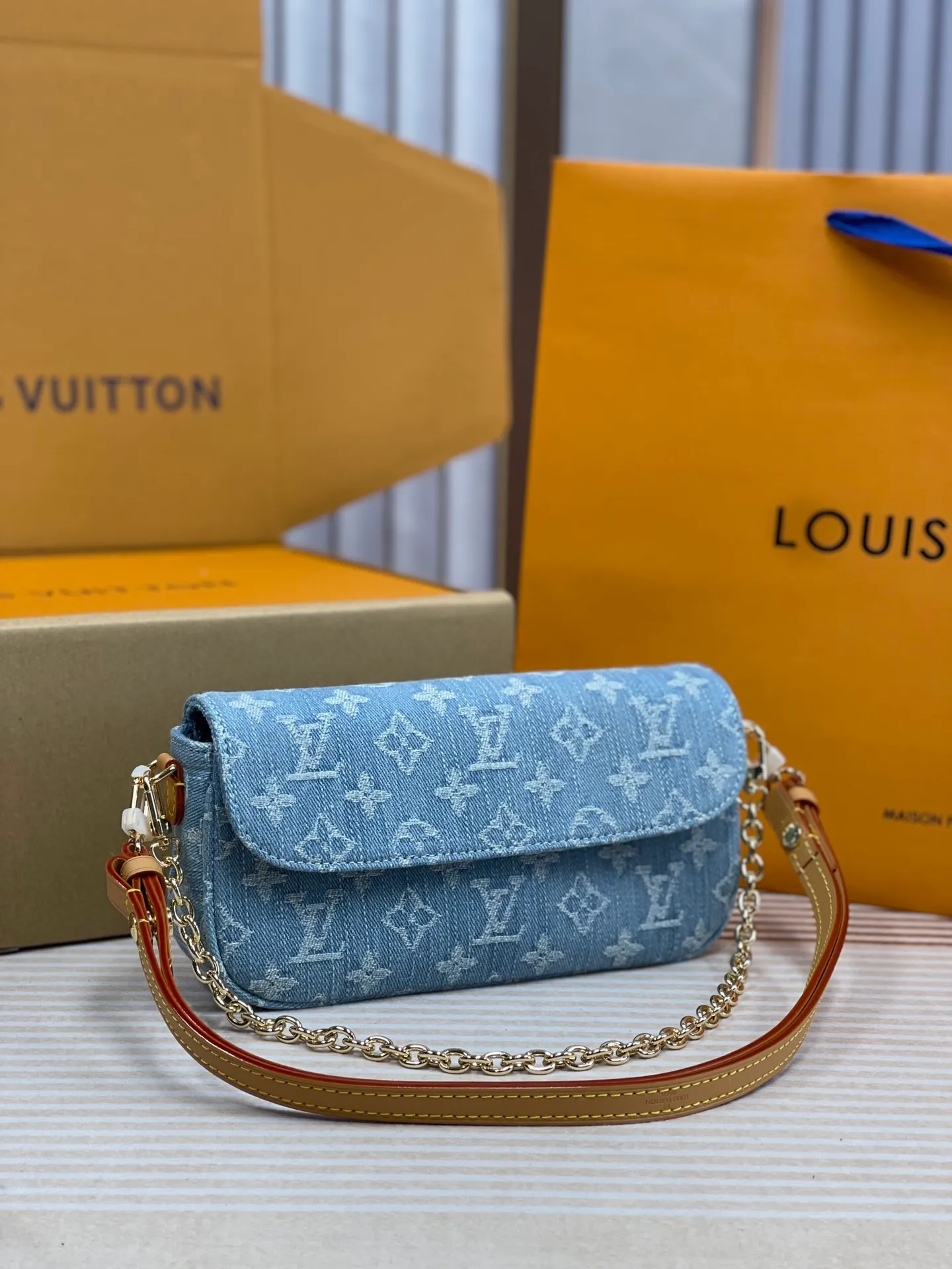 [Upgraded version] P460🐶Upgraded version. High quality. Semi-steel hardware❣️M81911🐶With complete packaging⛱️💗The new denim series Wallet On Chain Ivy handbag is made of Monogram canvas, inspired by the Sac Recoleta handbag of the 2000s. The card compartment and zippered inner pocket can accommodate daily needs, and the chain and adjustable leather shoulder strap are detachable, allowing for long and short shoulder and cross-body wear options. Dimensions: 23.5 x 12 x 4.3 cm