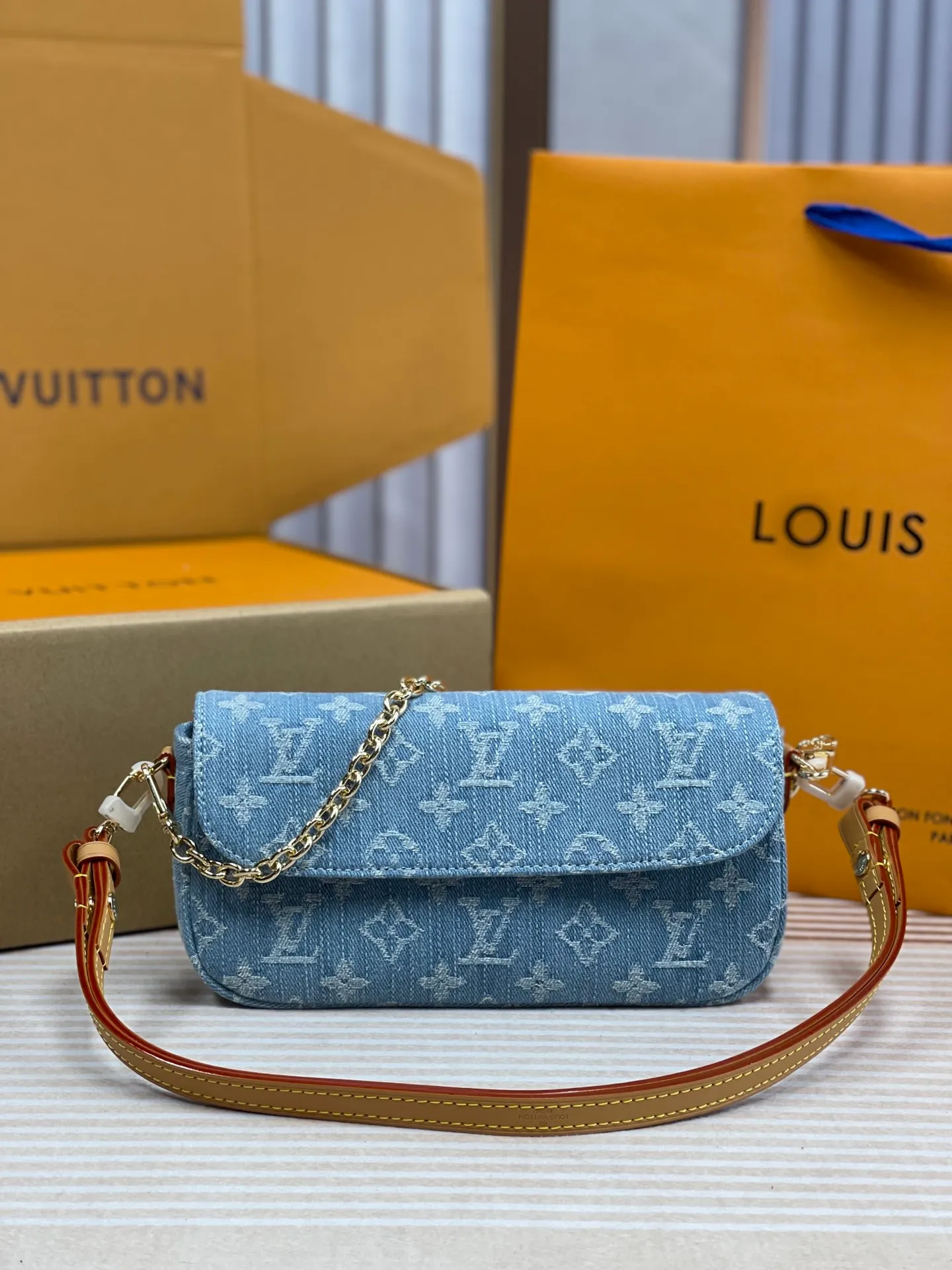 [Upgraded version] P460🐶Upgraded version. High quality. Semi-steel hardware❣️M81911🐶With complete packaging⛱️💗The new denim series Wallet On Chain Ivy handbag is made of Monogram canvas, inspired by the Sac Recoleta handbag of the 2000s. The card compartment and zippered inner pocket can accommodate daily needs, and the chain and adjustable leather shoulder strap are detachable, allowing for long and short shoulder and cross-body wear options. Dimensions: 23.5 x 12 x 4.3 cm