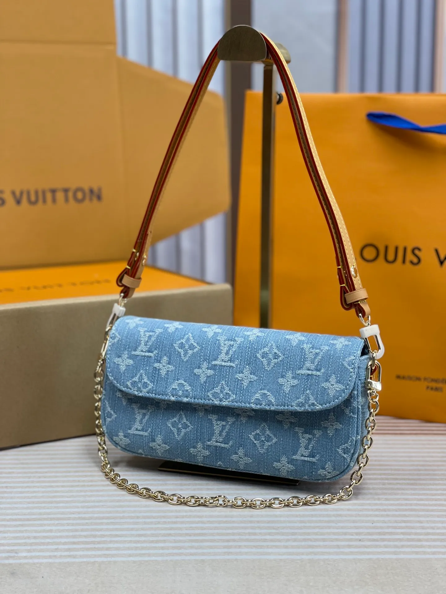 [Upgraded version] P460🐶Upgraded version. High quality. Semi-steel hardware❣️M81911🐶With complete packaging⛱️💗The new denim series Wallet On Chain Ivy handbag is made of Monogram canvas, inspired by the Sac Recoleta handbag of the 2000s. The card compartment and zippered inner pocket can accommodate daily needs, and the chain and adjustable leather shoulder strap are detachable, allowing for long and short shoulder and cross-body wear options. Dimensions: 23.5 x 12 x 4.3 cm