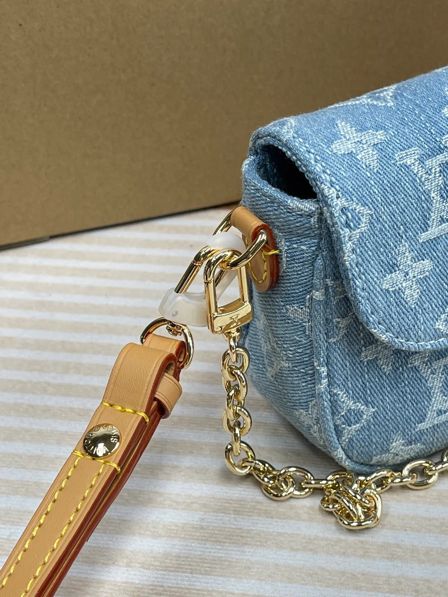 [Upgraded version] P460🐶Upgraded version. High quality. Semi-steel hardware❣️M81911🐶With complete packaging⛱️💗The new denim series Wallet On Chain Ivy handbag is made of Monogram canvas, inspired by the Sac Recoleta handbag of the 2000s. The card compartment and zippered inner pocket can accommodate daily needs, and the chain and adjustable leather shoulder strap are detachable, allowing for long and short shoulder and cross-body wear options. Dimensions: 23.5 x 12 x 4.3 cm