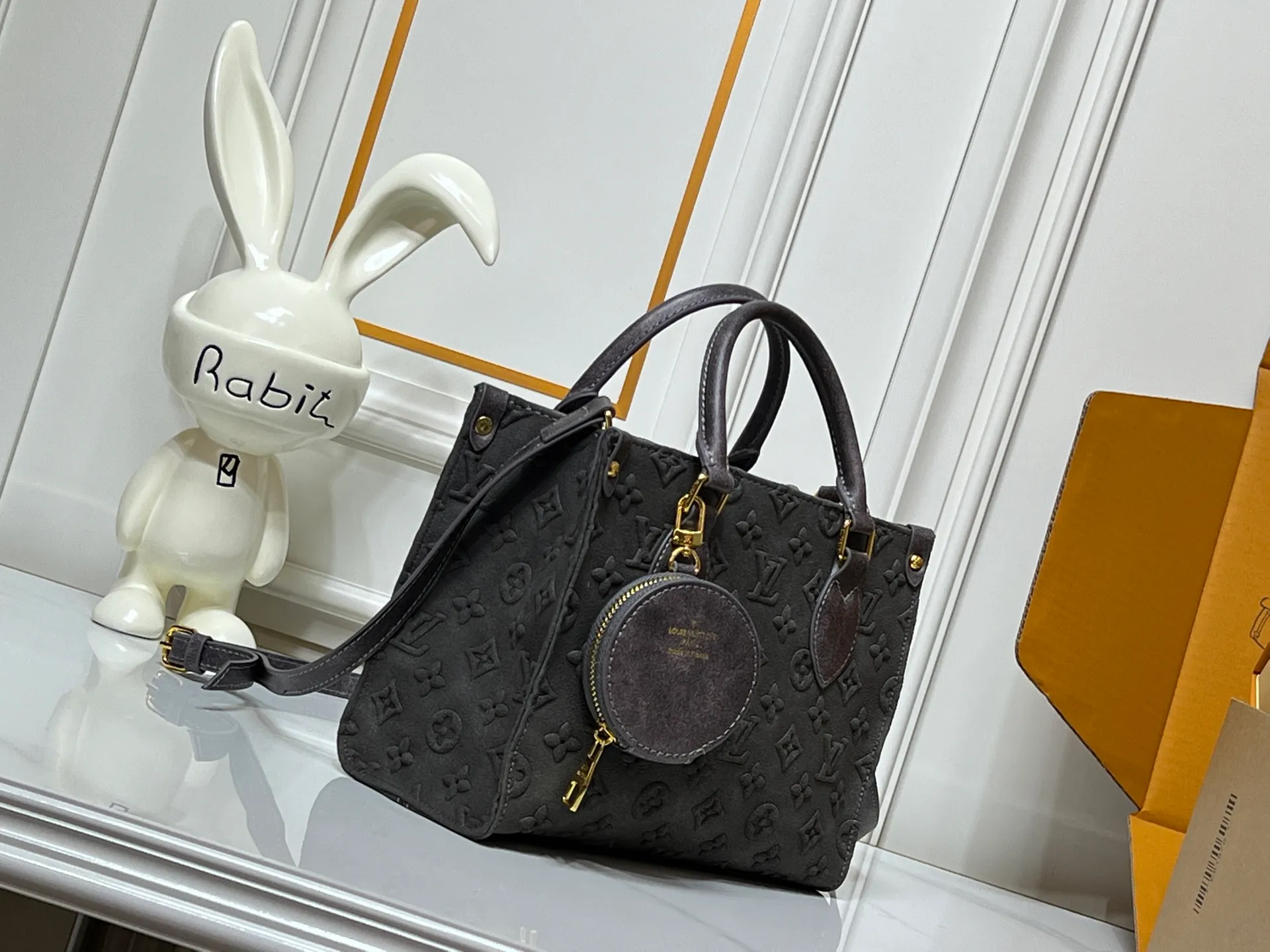 Batch 300💰M45659 M46373 Brown embossed Black embossed Gray embossed OnTheGo Small new version The legendary ONTHEGO handbag: made of washed LV Blason denim, with deep tones to enhance the gradient effect of the LV letters, showing Pharrell Williams' creative ingenuity in translating graceful music into fashion language. The zippered front pocket provides easy access to everyday items, while the drawstring closure and magnetic laces provide ample space. Detailed features25x11x19 cm