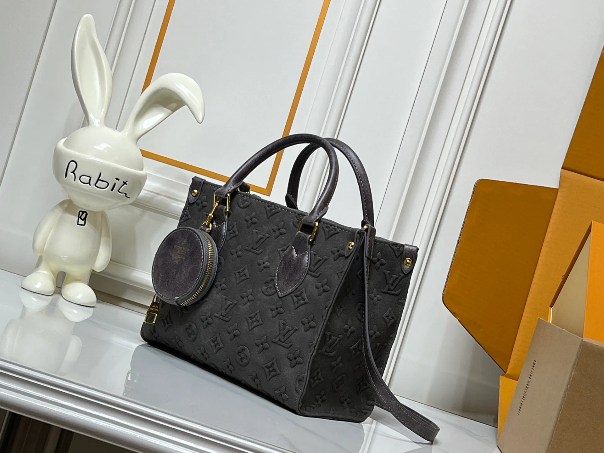 Batch 300💰M45659 M46373 Brown embossed Black embossed Gray embossed OnTheGo Small new version The legendary ONTHEGO handbag: made of washed LV Blason denim, with deep tones to enhance the gradient effect of the LV letters, showing Pharrell Williams' creative ingenuity in translating graceful music into fashion language. The zippered front pocket provides easy access to everyday items, while the drawstring closure and magnetic laces provide ample space. Detailed features25x11x19 cm
