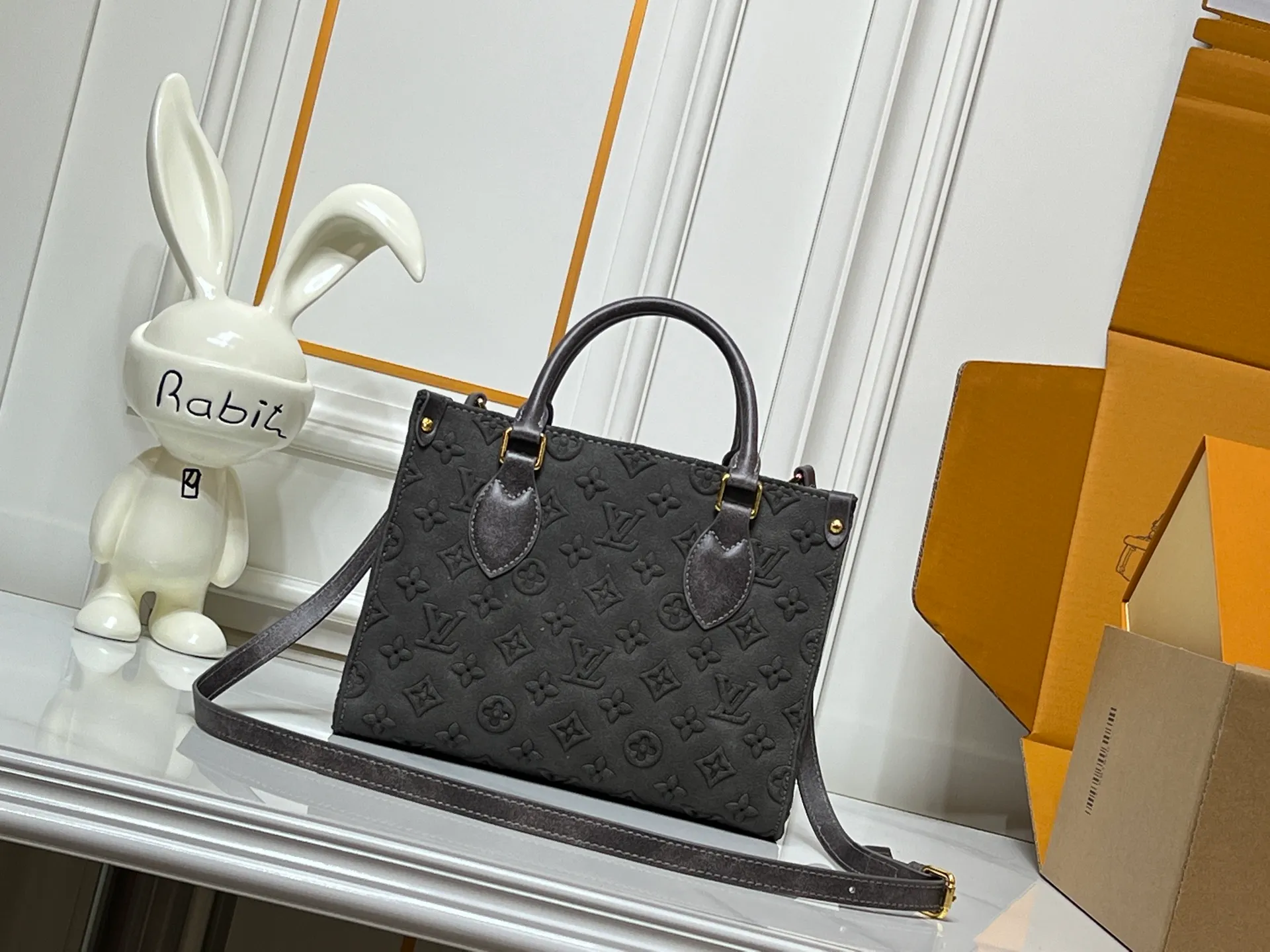 Batch 300💰M45659 M46373 Brown embossed Black embossed Gray embossed OnTheGo Small new version The legendary ONTHEGO handbag: made of washed LV Blason denim, with deep tones to enhance the gradient effect of the LV letters, showing Pharrell Williams' creative ingenuity in translating graceful music into fashion language. The zippered front pocket provides easy access to everyday items, while the drawstring closure and magnetic laces provide ample space. Detailed features25x11x19 cm