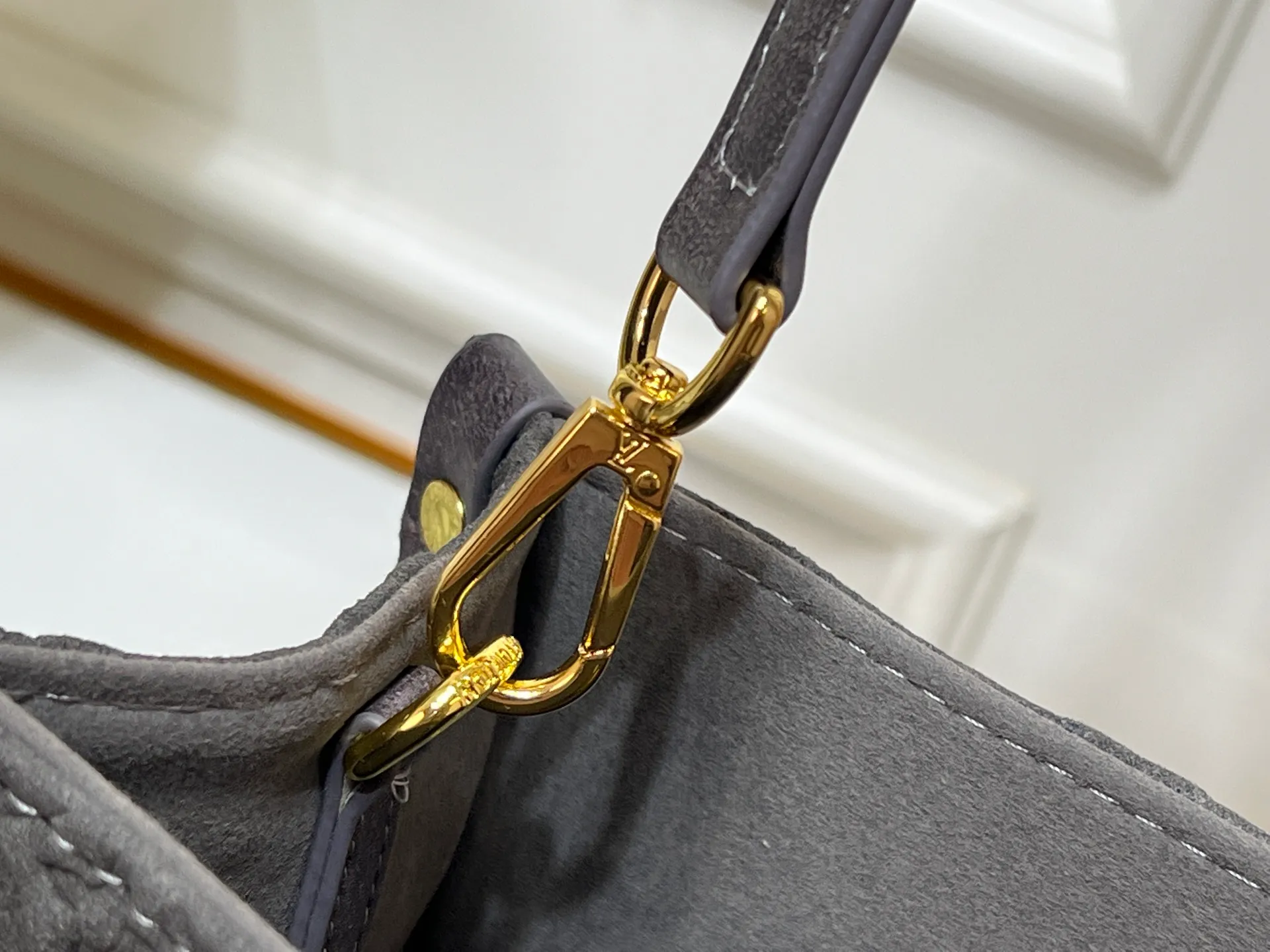 Batch 300💰M45659 M46373 Brown embossed Black embossed Gray embossed OnTheGo Small new version The legendary ONTHEGO handbag: made of washed LV Blason denim, with deep tones to enhance the gradient effect of the LV letters, showing Pharrell Williams' creative ingenuity in translating graceful music into fashion language. The zippered front pocket provides easy access to everyday items, while the drawstring closure and magnetic laces provide ample space. Detailed features25x11x19 cm