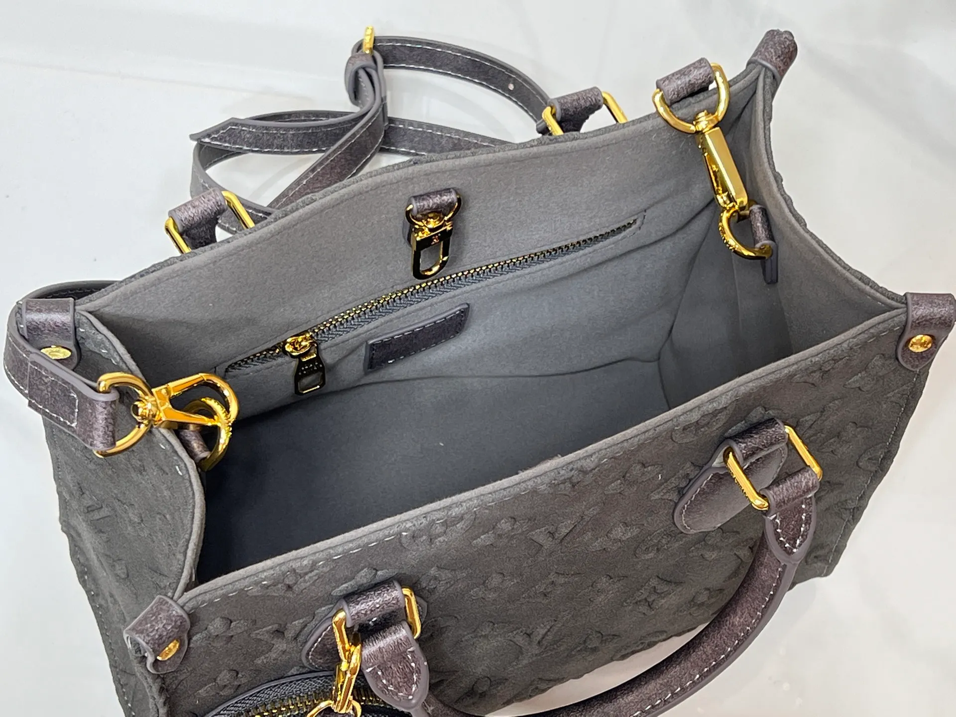 Batch 300💰M45659 M46373 Brown embossed Black embossed Gray embossed OnTheGo Small new version The legendary ONTHEGO handbag: made of washed LV Blason denim, with deep tones to enhance the gradient effect of the LV letters, showing Pharrell Williams' creative ingenuity in translating graceful music into fashion language. The zippered front pocket provides easy access to everyday items, while the drawstring closure and magnetic laces provide ample space. Detailed features25x11x19 cm
