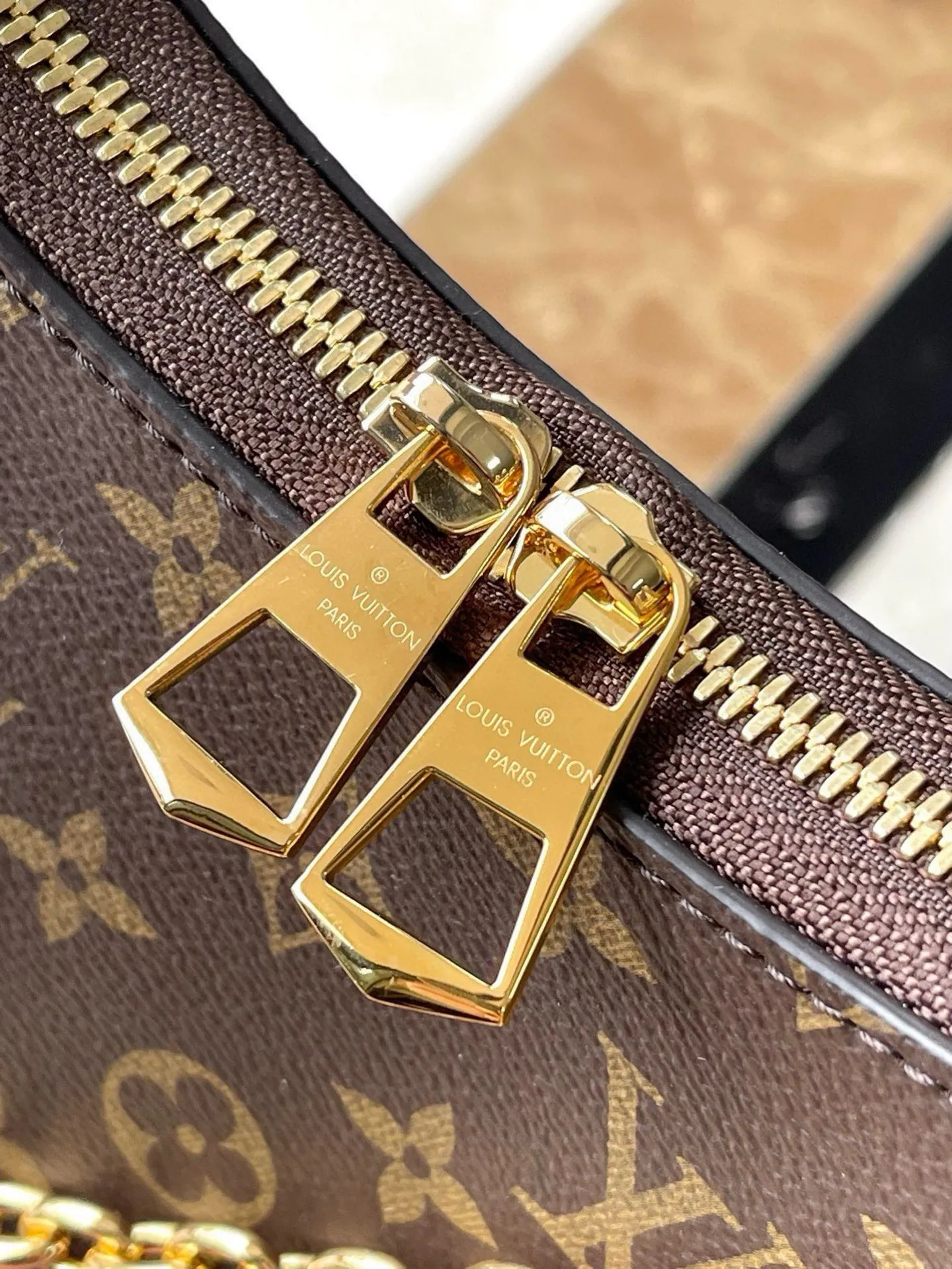 💰800 (steel chain) top original order (chip version) M45832 presbyopic yellow BOULOGNE handbag The Boulogne handbag is made of classic Monogram canvas, equipped with double zippers and a spacious inner patch pocket that can accommodate an iPhone 12 Pro mobile phone. The adjustable shoulder strap allows it to be worn cross-body or over the shoulder, and can be removed to transform into a small chain bag or clutch. Dimensions: 29 x 16 x 9.5cm