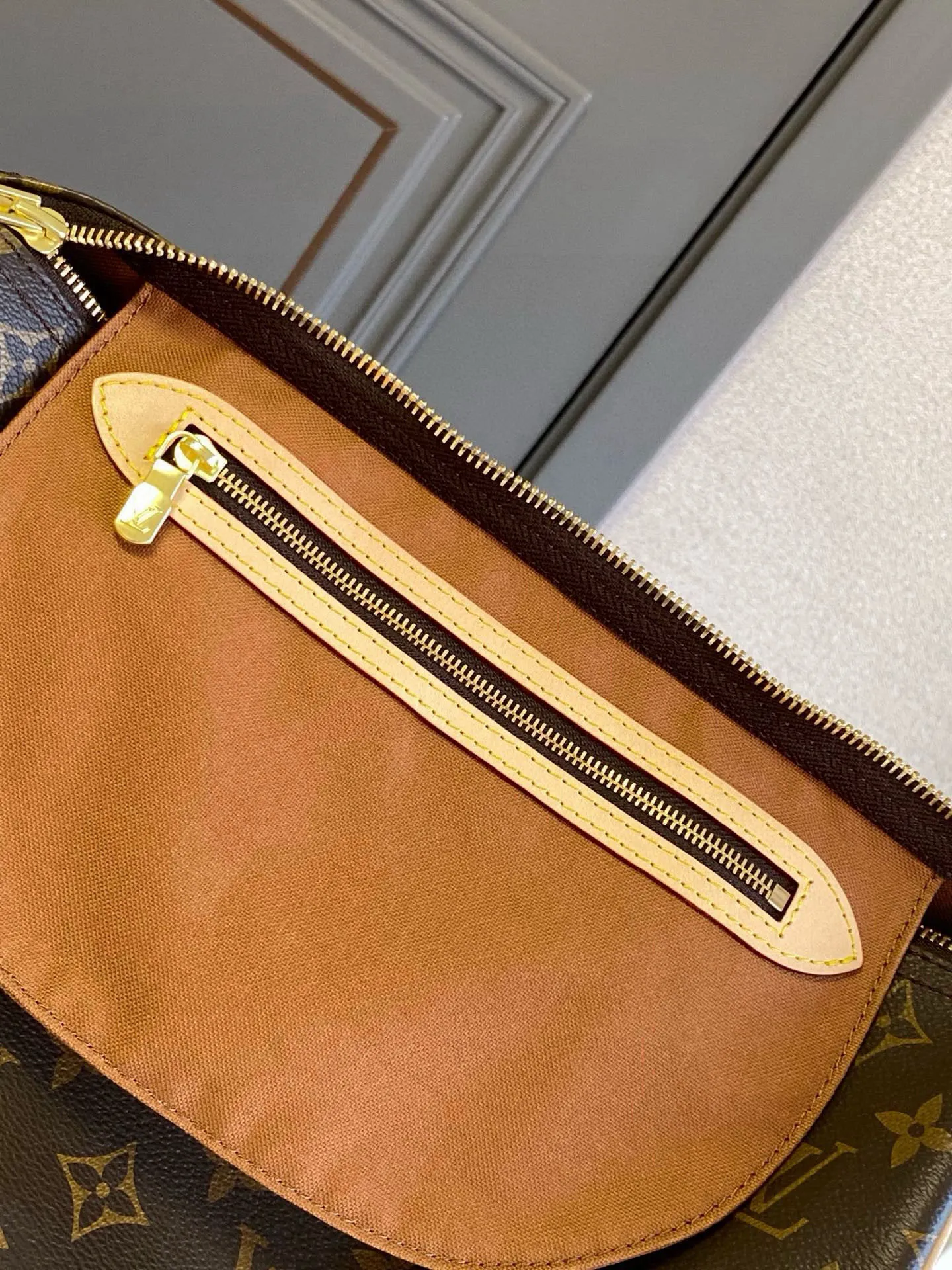 💰760 (strapless model) The top original hand-held strapless model M41526 has a unique shape, leather handle and canvas. No wonder it has become the most popular bag in the world. Originally designed for travelers in 1930 (its name pays homage to the high-speed traffic of the time), the Speedy 30 has become the perfect urban bag - soft, lightweight and classic in size 30/21/17cm