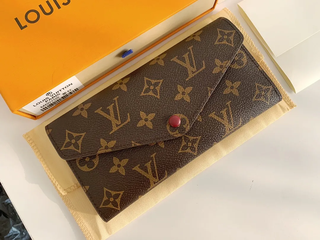 💰100 💎The Josephine Wallet is inspired by Louis Vuitton's first wallet. It is made of soft Monogram canvas and lined with brightly colored lining, giving the brand's classic design a unique and stylish beauty. The long, flat shape makes it easy to slip into any pocket or handbag. Model: M60708 Size: 19/10.